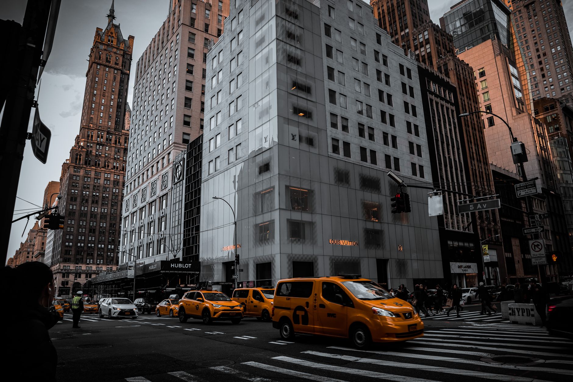 Žluté taxíky a mrakodrapy na ulici v Midtownu Manhattanu