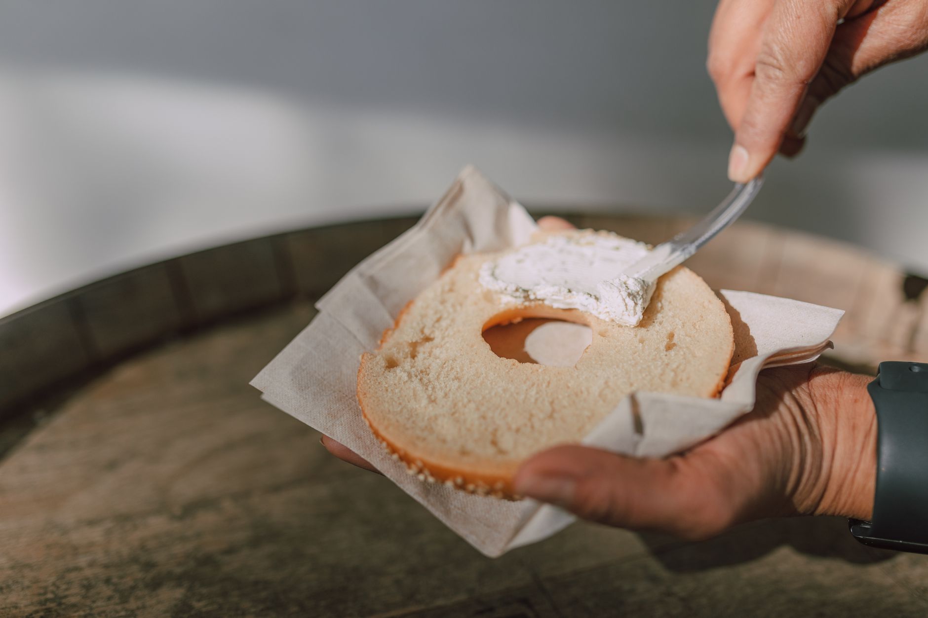 Newyorská pizza na řez a klasický bagel se smetanovým sýrem na pultě