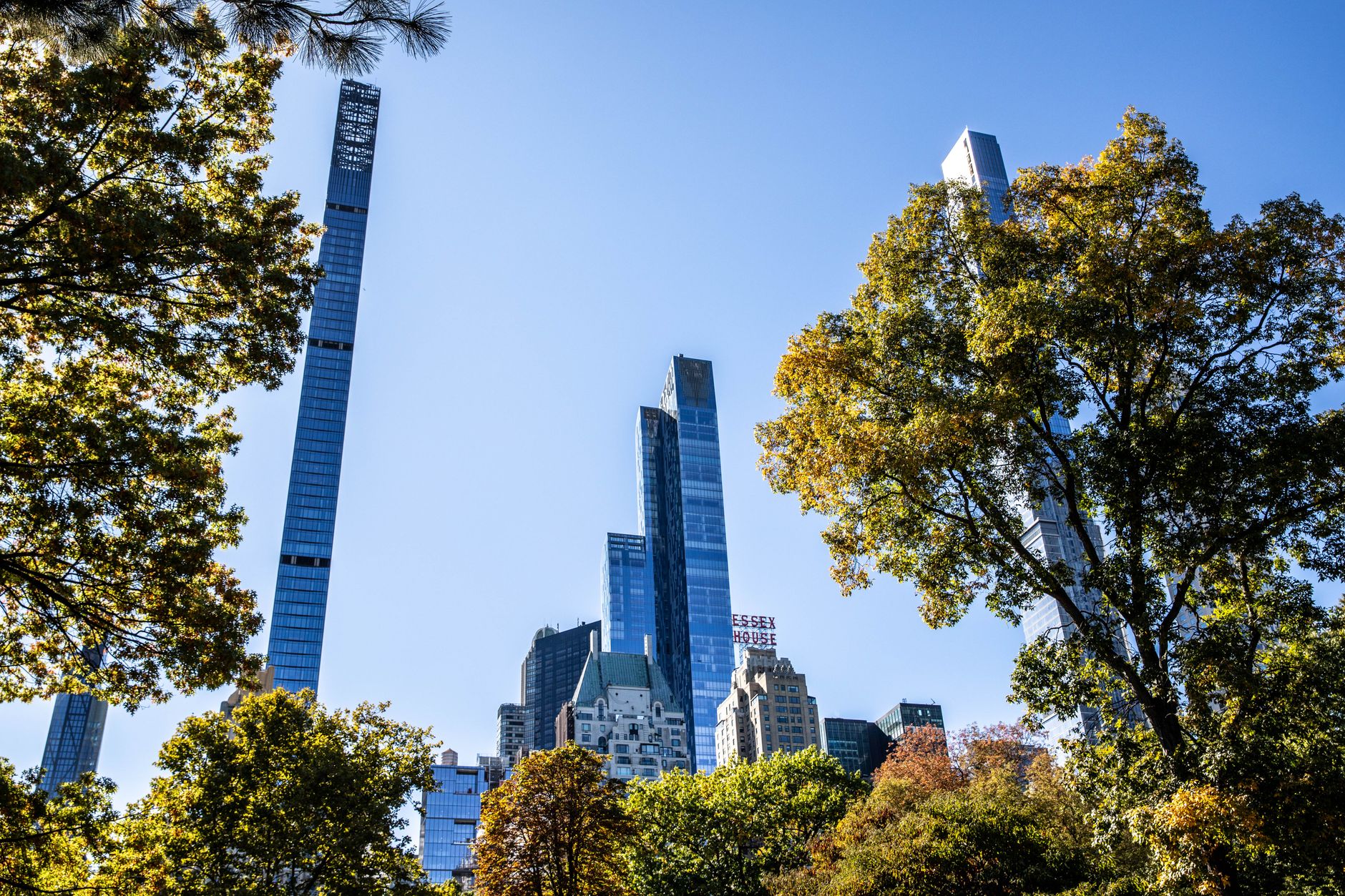 Central Park s podzimními stromy a mrakodrapy Manhattanu v pozadí