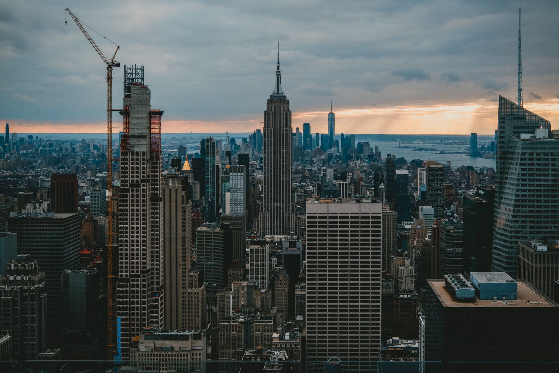 Panorama Manhattanu s mrakodrapy a Empire State Building za soumraku