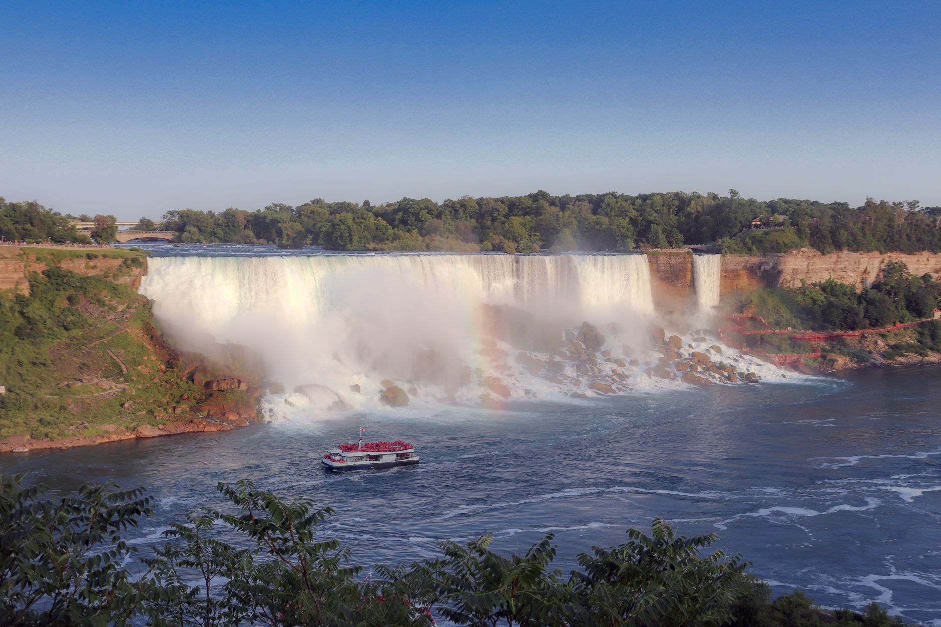 Pohled na American Falls a Bridal Veil Falls z kanadské strany řeky Niagara