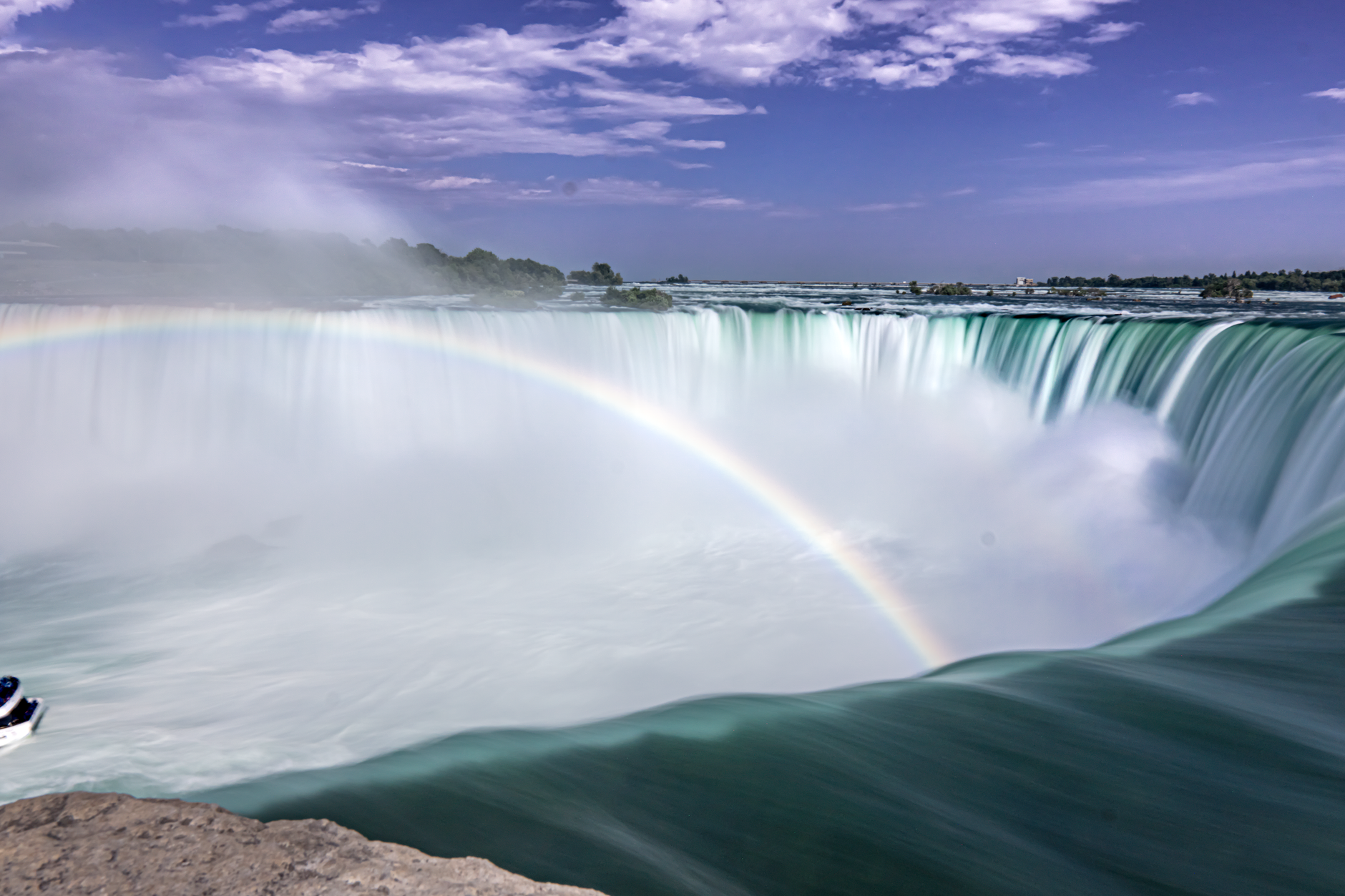 Panoramatický pohled na Horseshoe Falls, podkovovitý Niagarský vodopád s vodní tříští a duhou nad ním