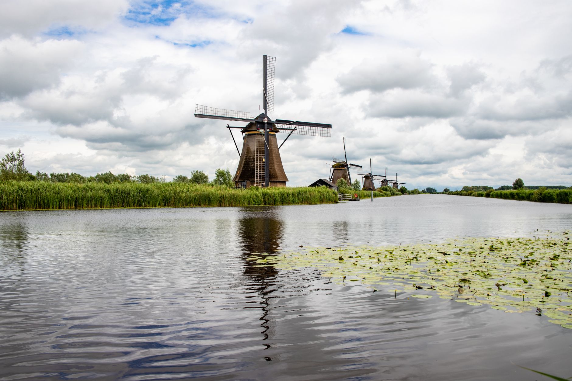 Větrné mlýny u řeky Kinderdijk v Nizozemsku za jasného dne