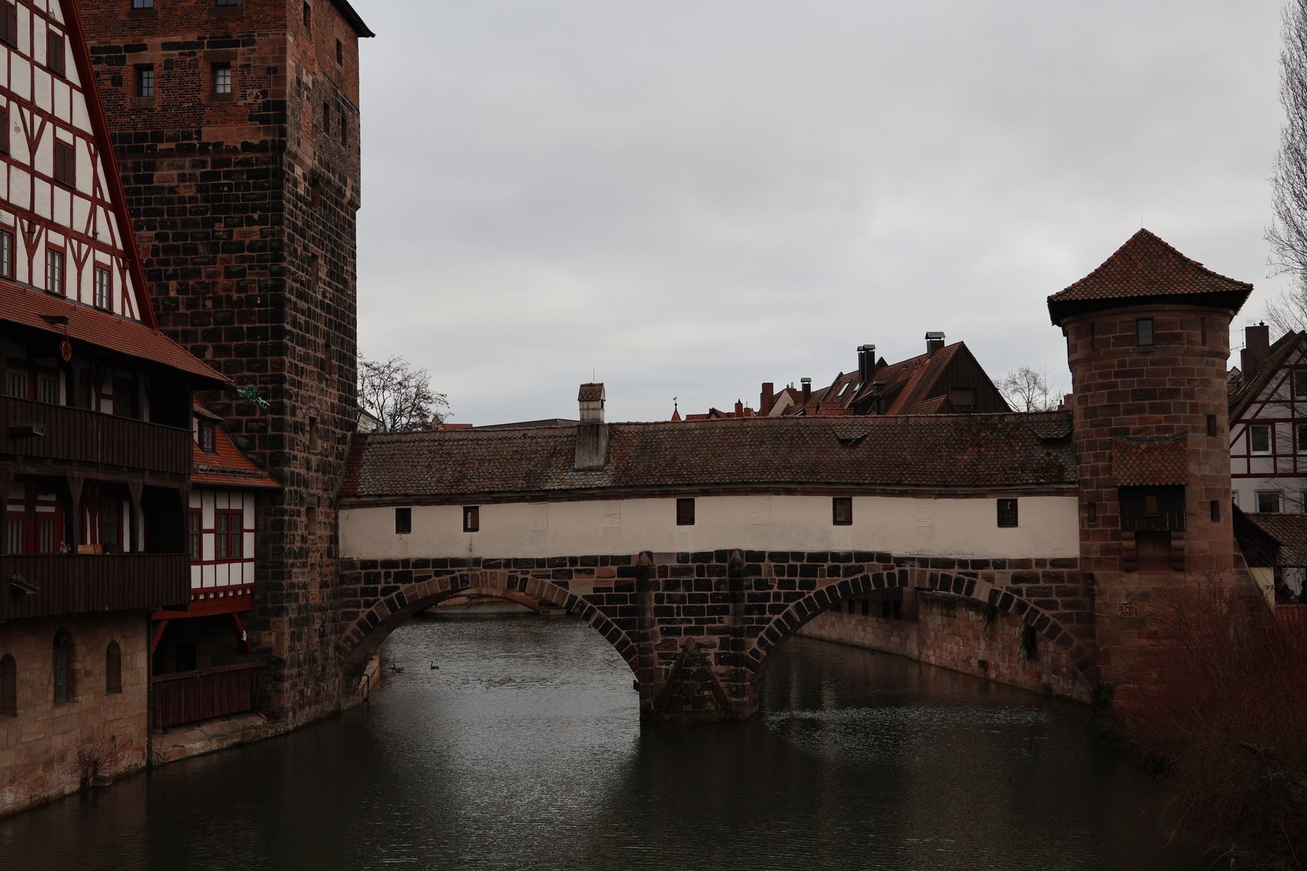 Hrázděné domy a kanál řeky Pegnitz ve starém městě Norimberku