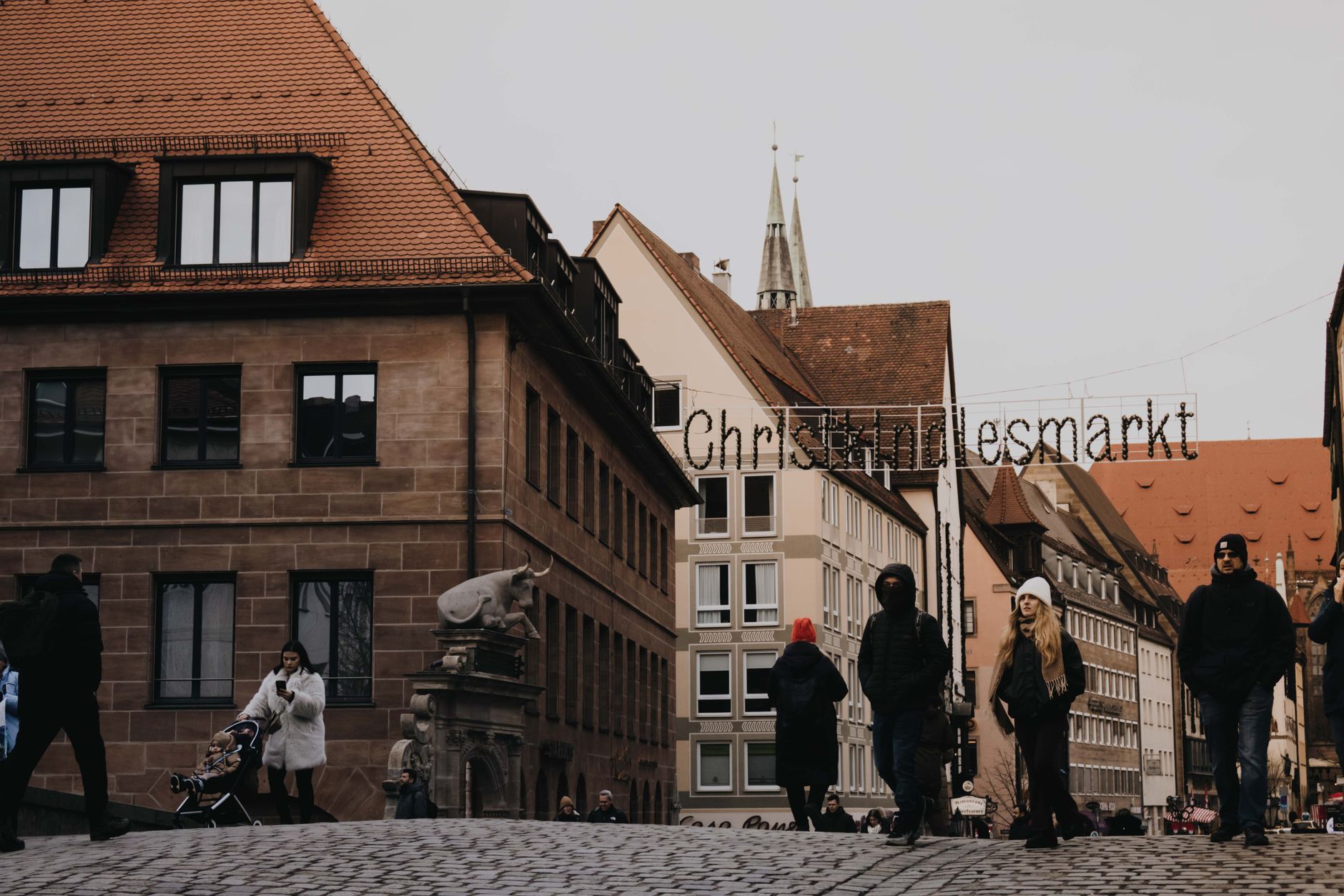 Vánoční trh Christkindlesmarkt na hlavním náměstí v Norimberku s rozsvícenými stánky