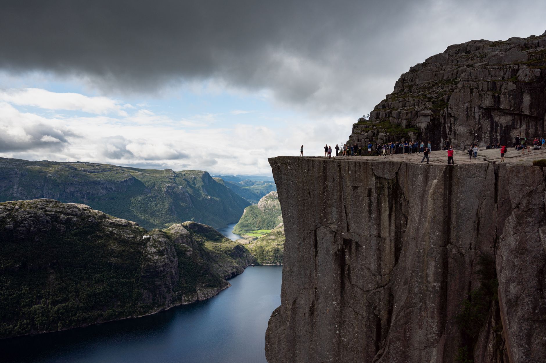 Skalní výběžek Preikestolen Pulpit Rock vysoko nad Lysefjordem v Norsku