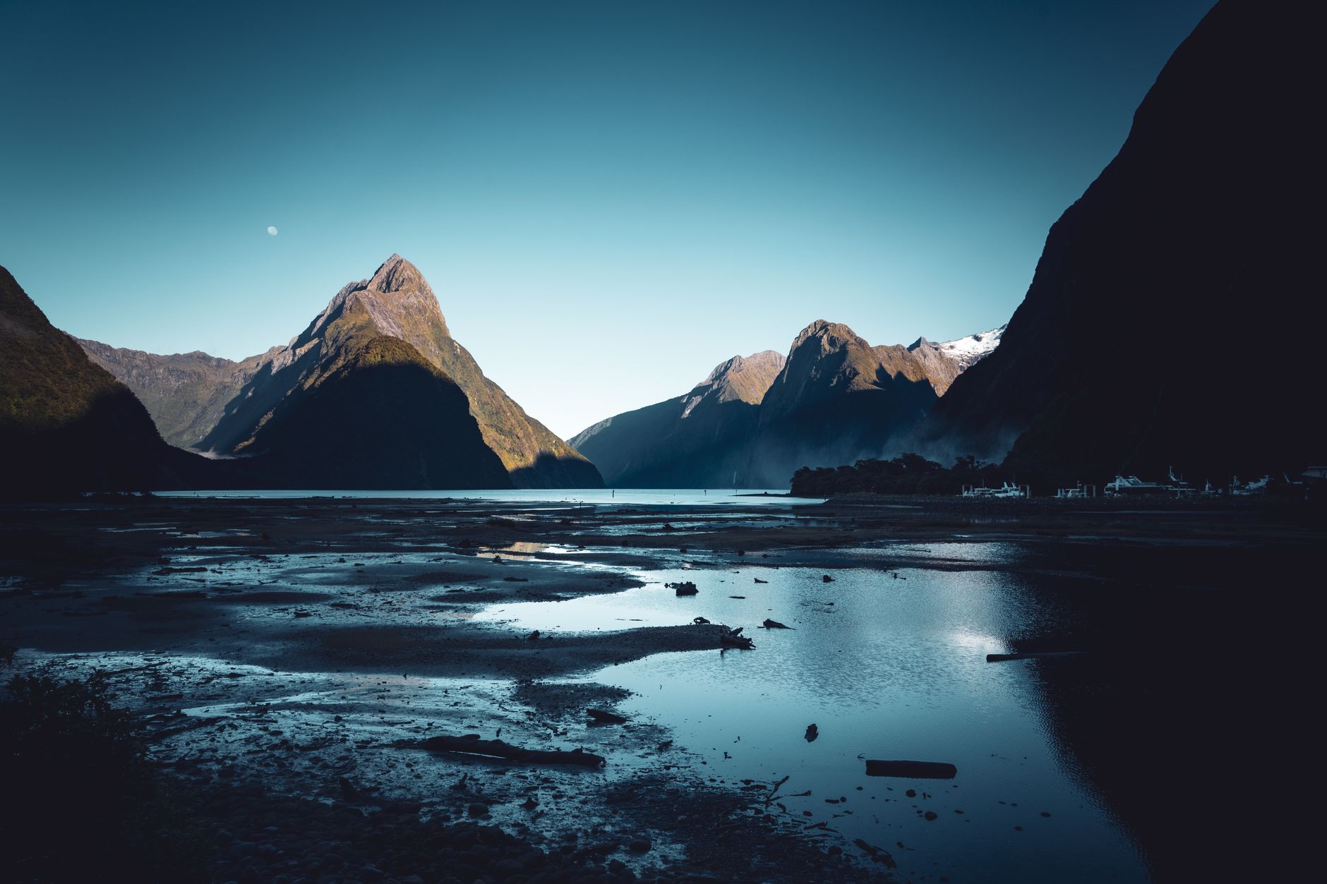 Hora Mitre Peak nad fjordem Milford Sound na Jižním ostrově Nového Zélandu za úsvitu