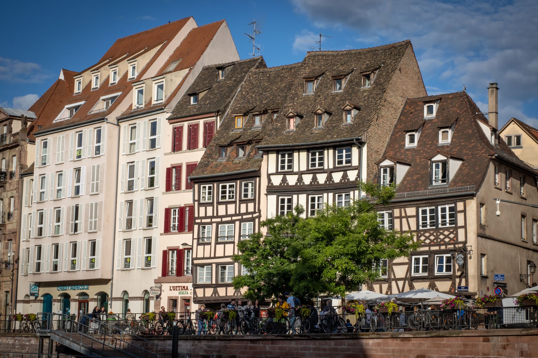 Hrázděné domy s barevnými fasádami na náměstí Place du Marché v Obernai v Alsasku