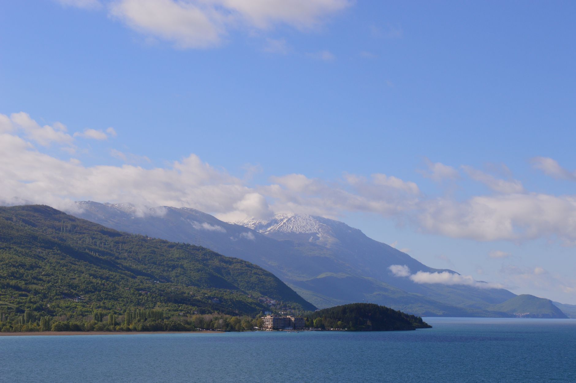 Tyrkysové Ohridské jezero s horami národního parku Galičica v pozadí za soumraku