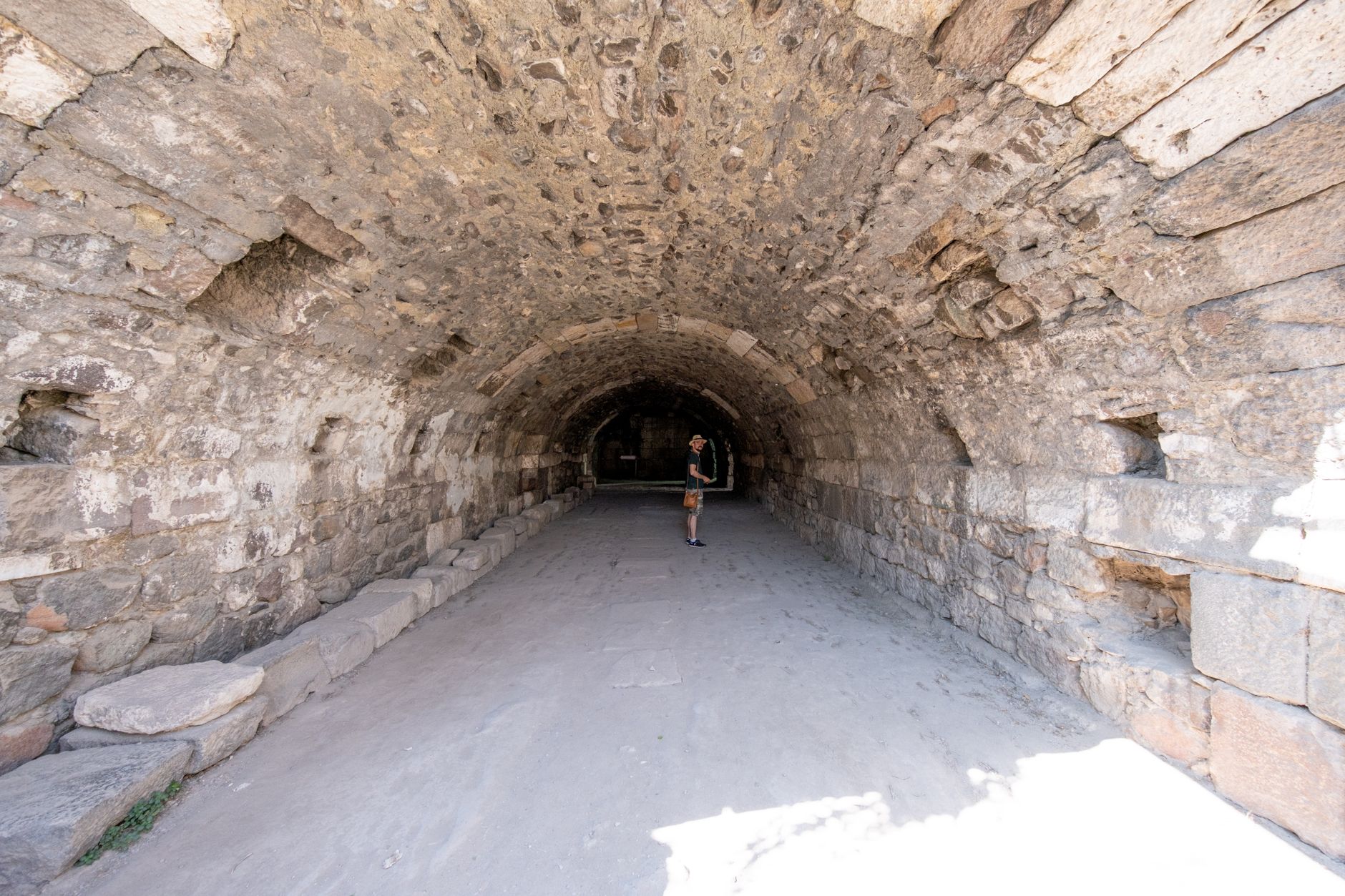 Klenutý kamenný vstupní tunel vedoucí na antický stadion v Olympii v Řecku