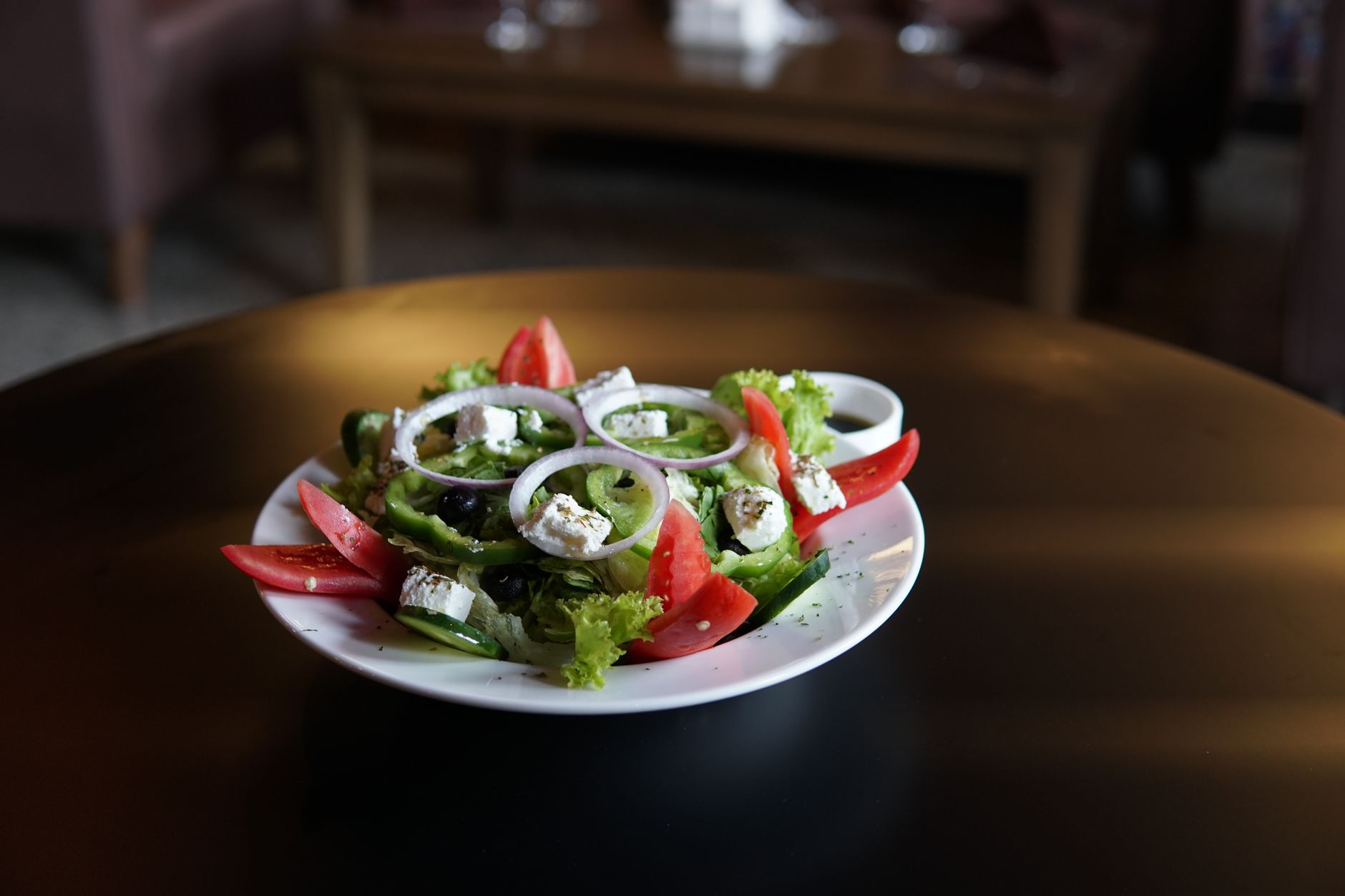 Talíř s řeckým salátem se sýrem feta, olivami a olivovým olejem v tavernách Peloponésu