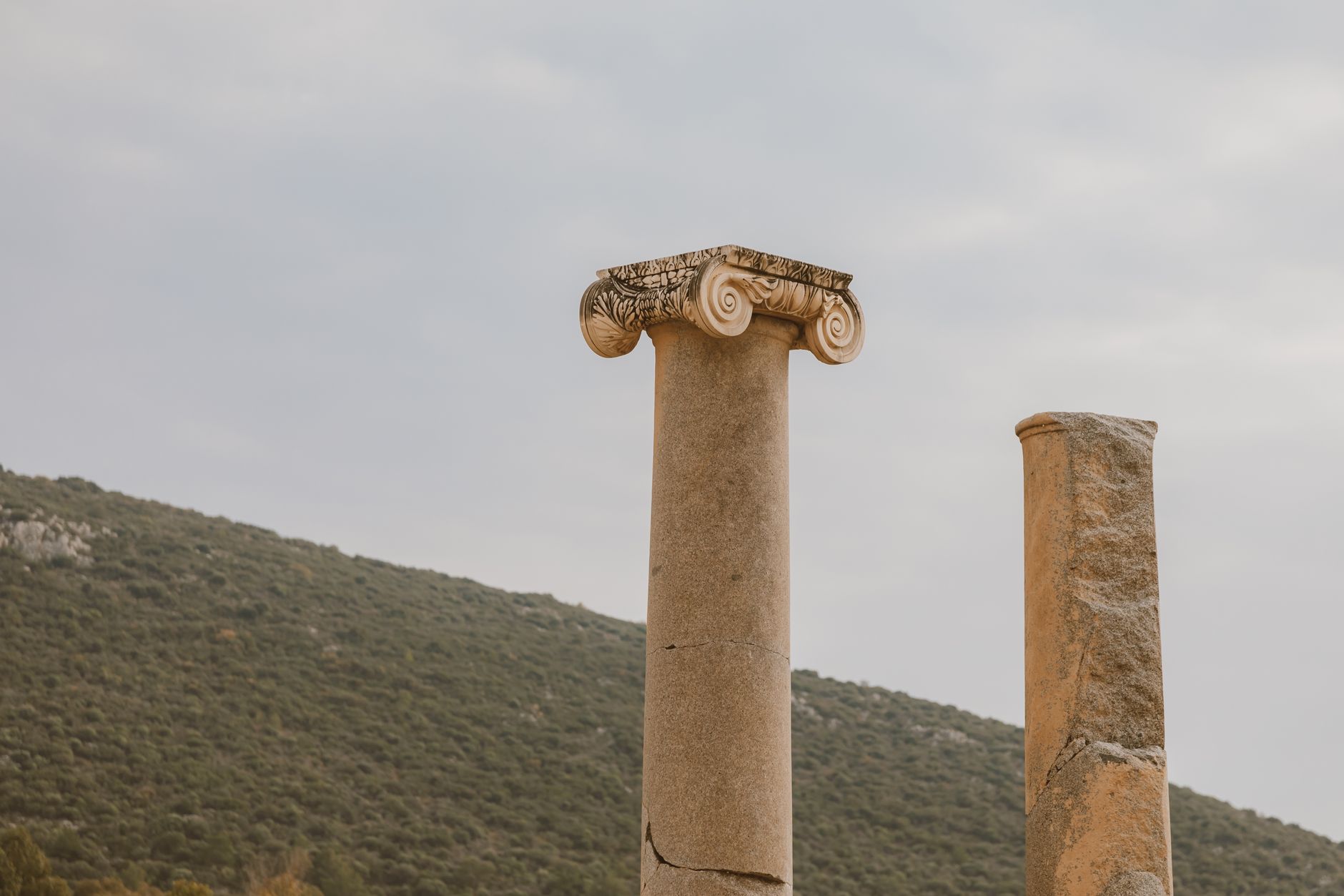 Antické sloupy a ruiny archeologického areálu v Olympii v Řecku za slunečného dne