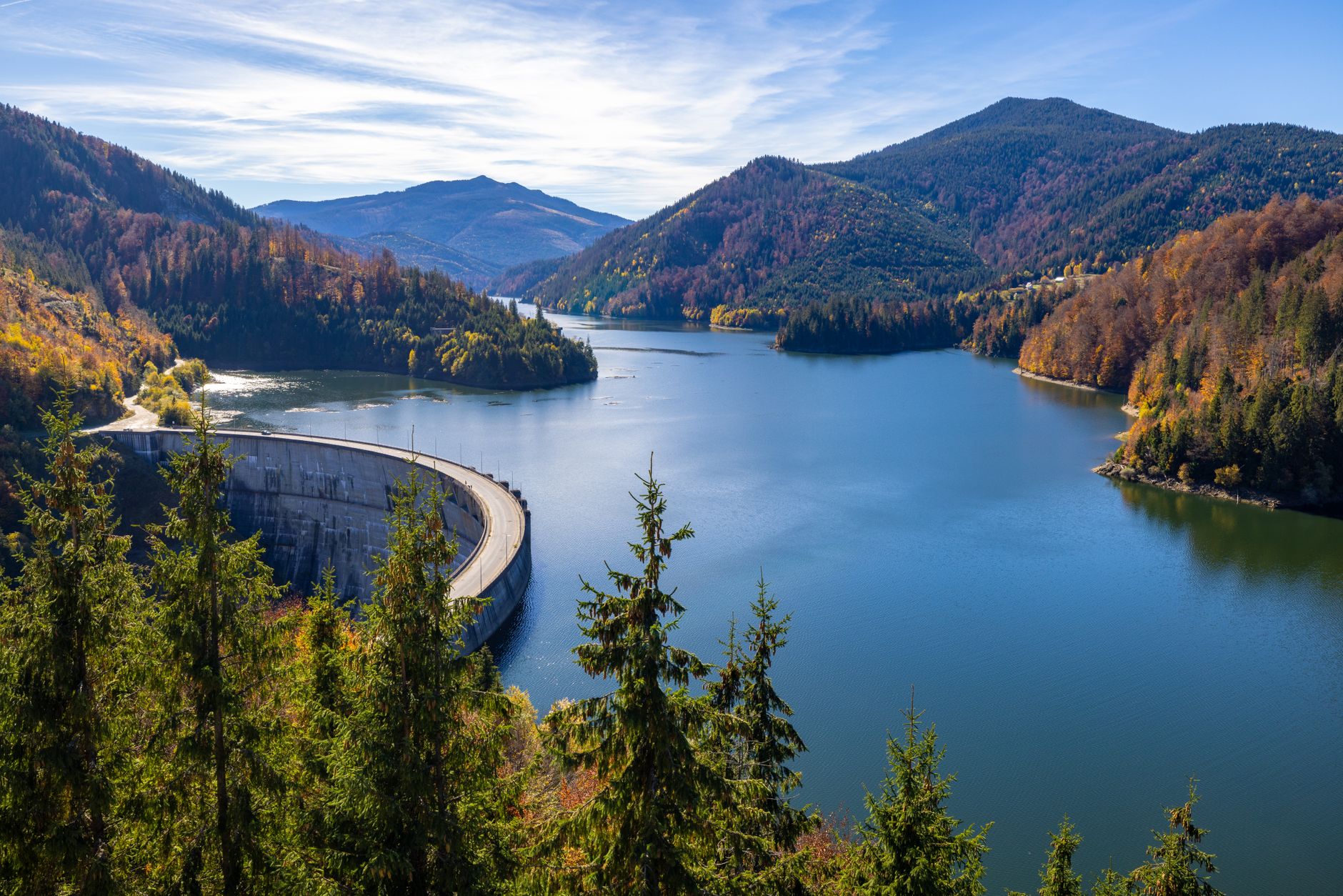 Oravská přehrada s hladinou jezera a okolními horami na severu Slovenska