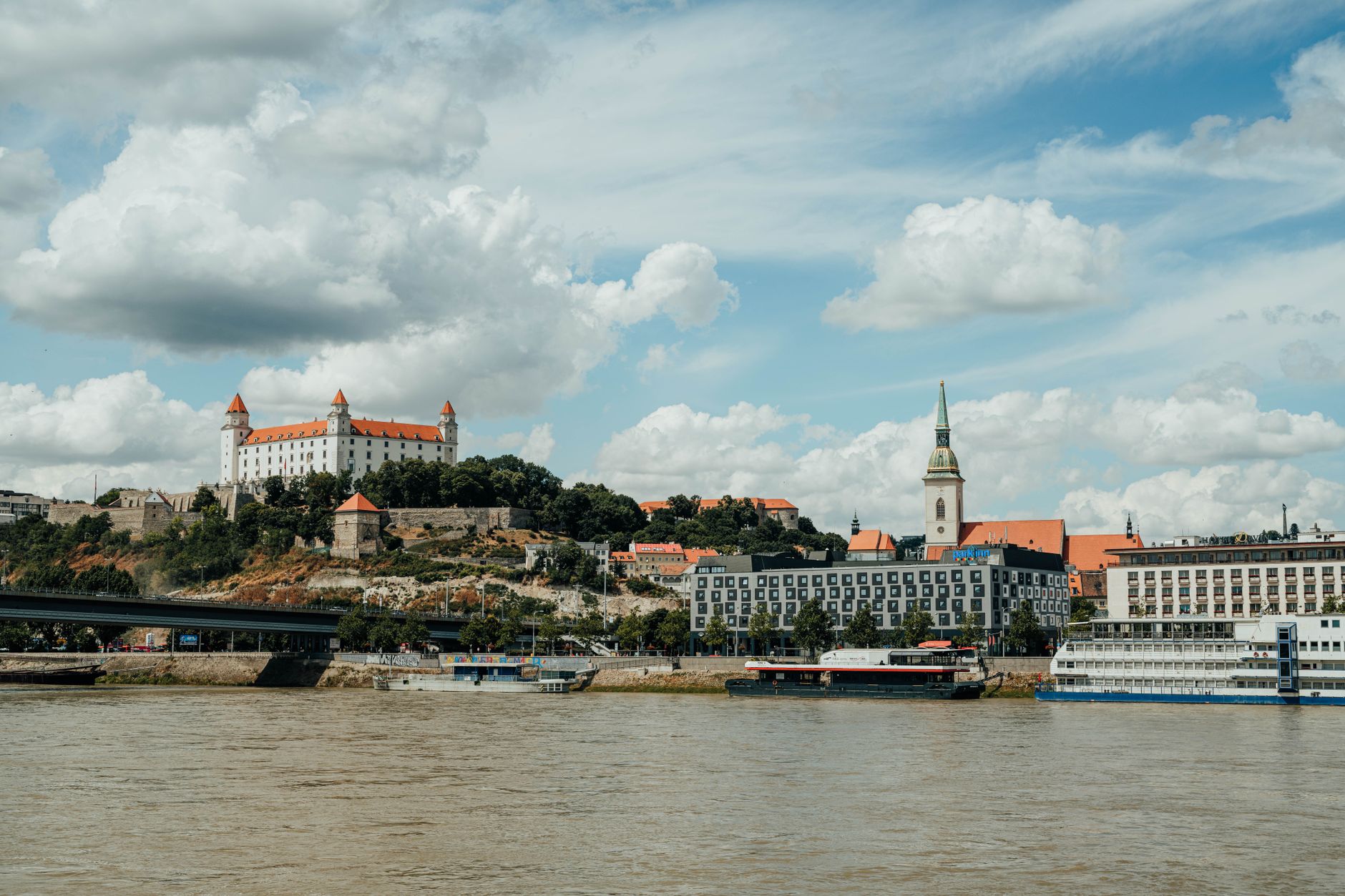 Oravský hrad na strmém skalním ostrohu nad řekou Oravou v severním Slovensku