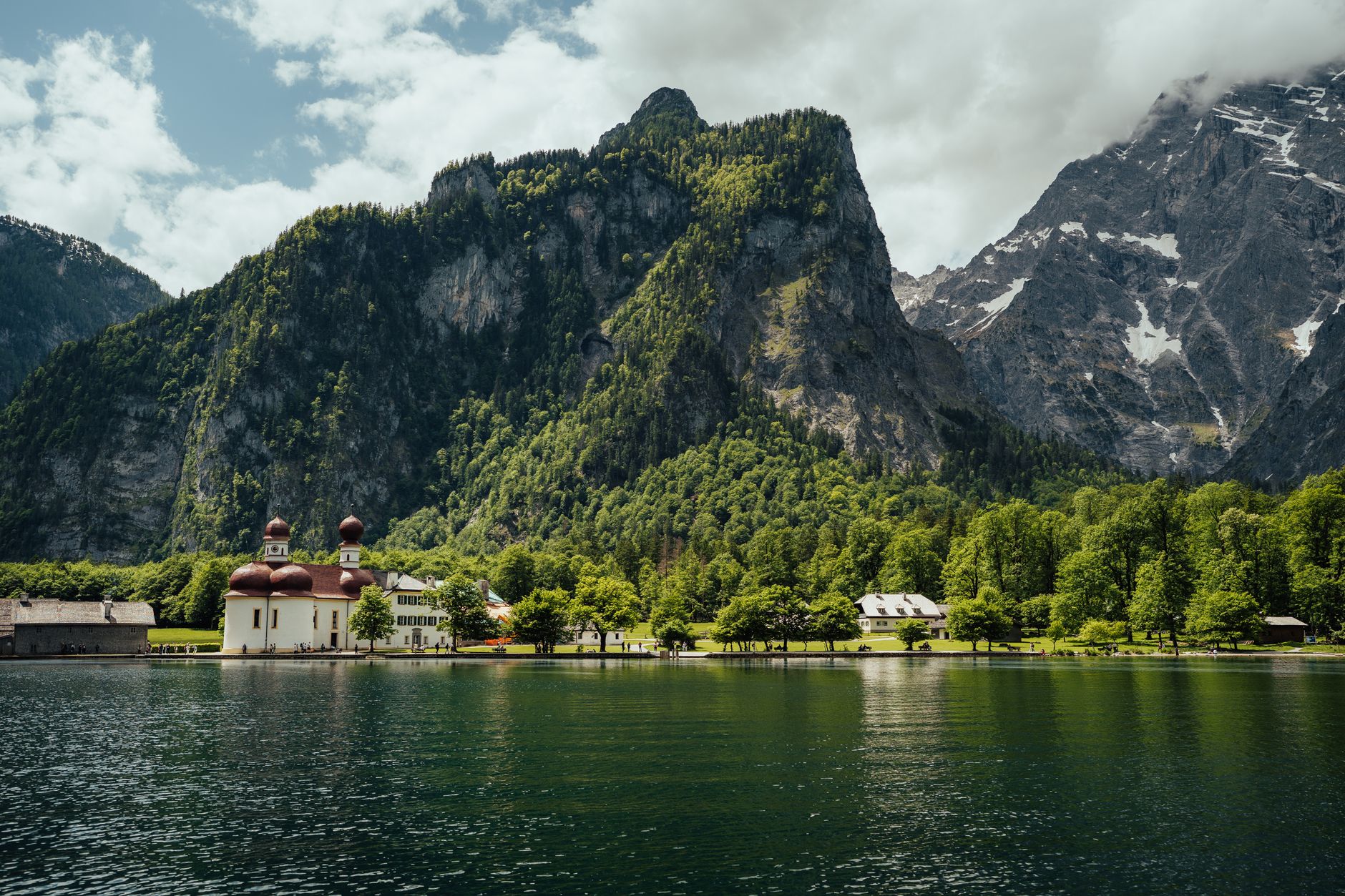Smaragdové jezero Königssee s lodí a kostelíkem svatého Bartoloměje pod horou Watzmann