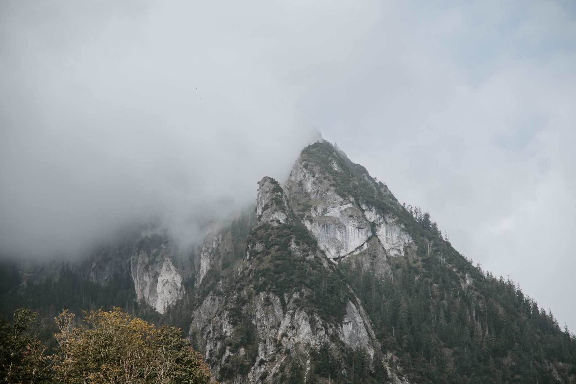 Historický mosazný výtah ve skále vedoucí do budovy Orlího hnízda Kehlsteinhaus