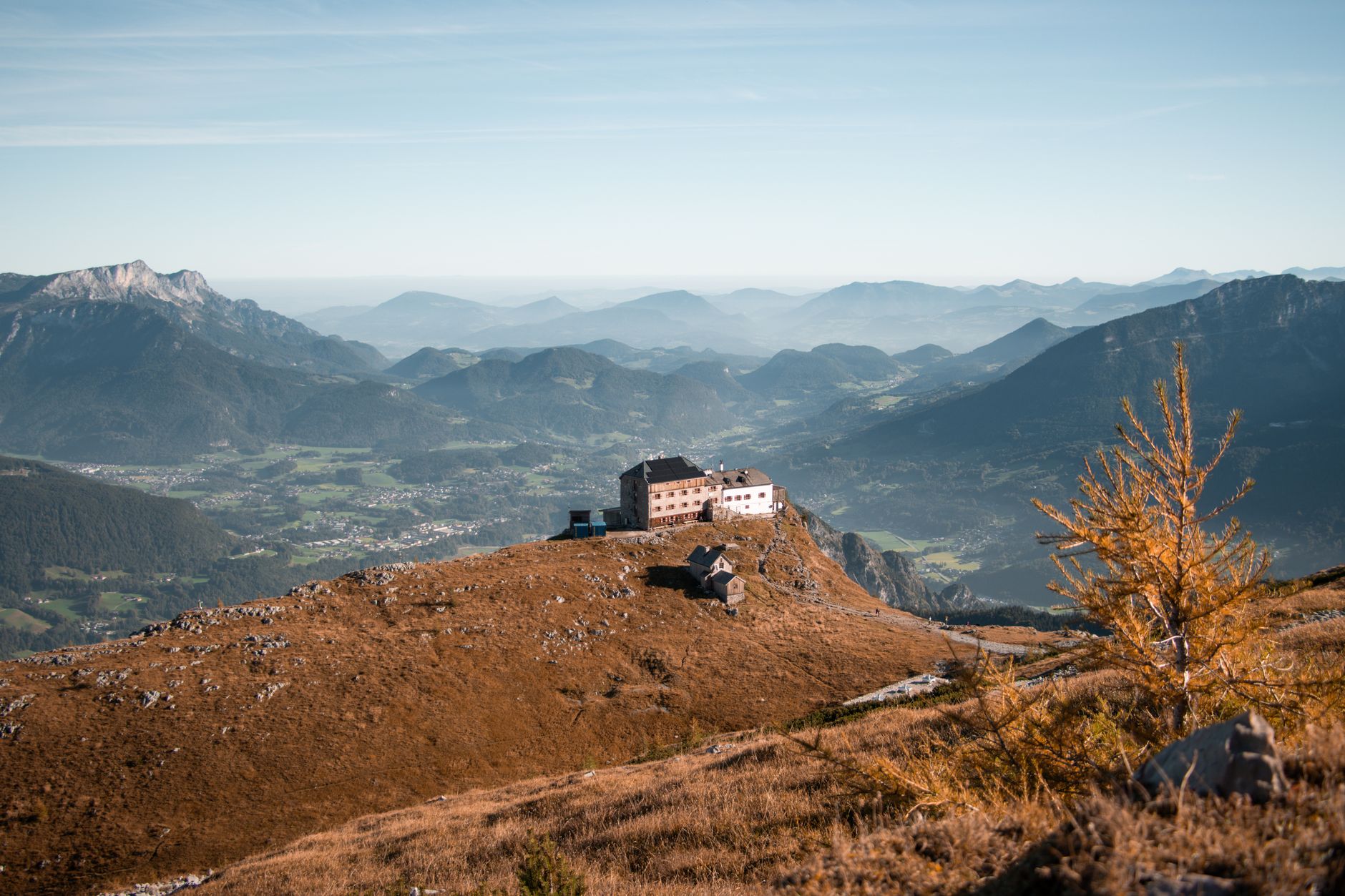 Kamenná budova Orlího hnízda Kehlsteinhaus na vrcholu hory nad Berchtesgadenem v Bavorských Alpách s panoramatem hor