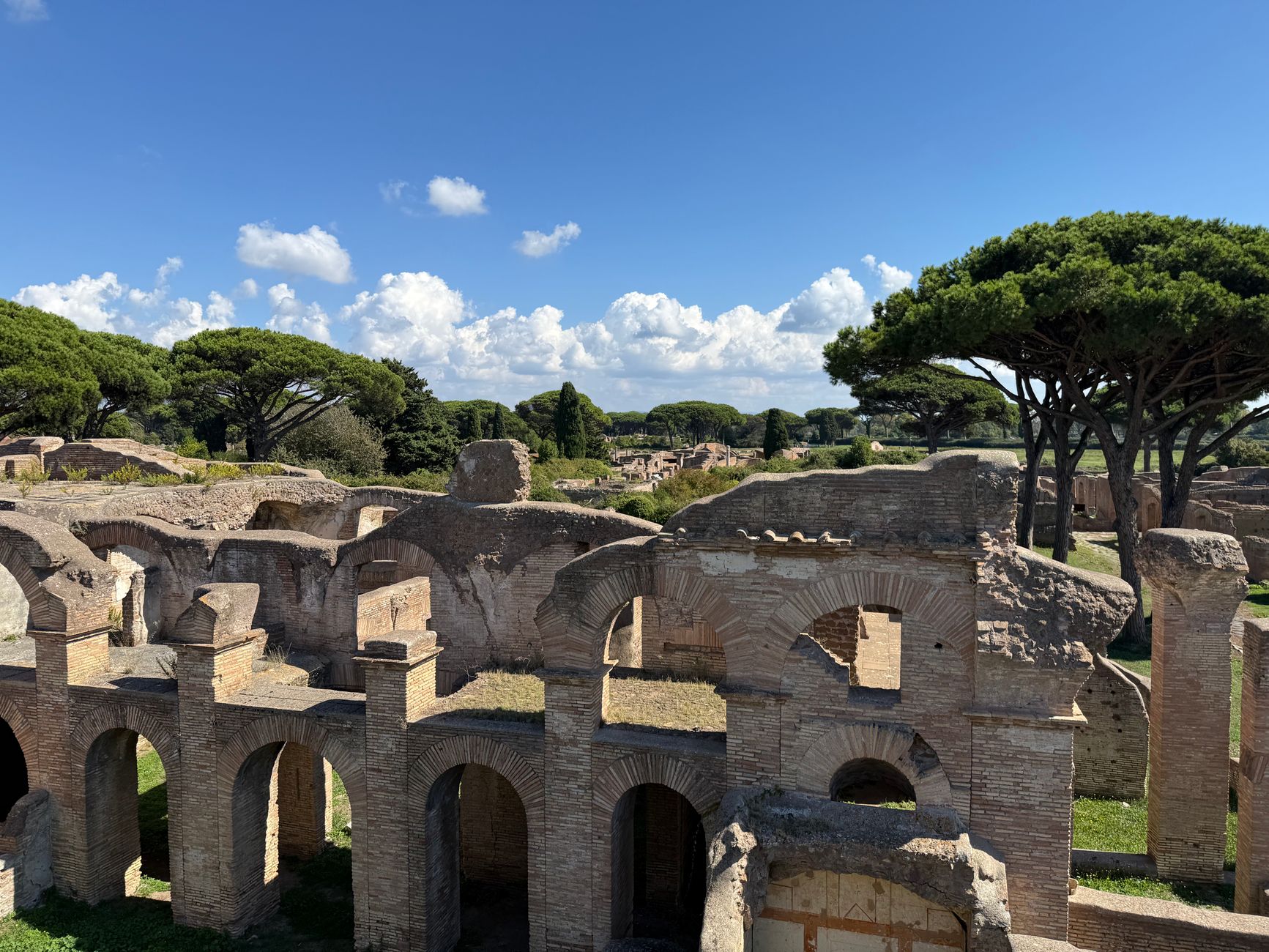 Polokruhové antické divadlo s kamennými hledišti v Ostia Antica