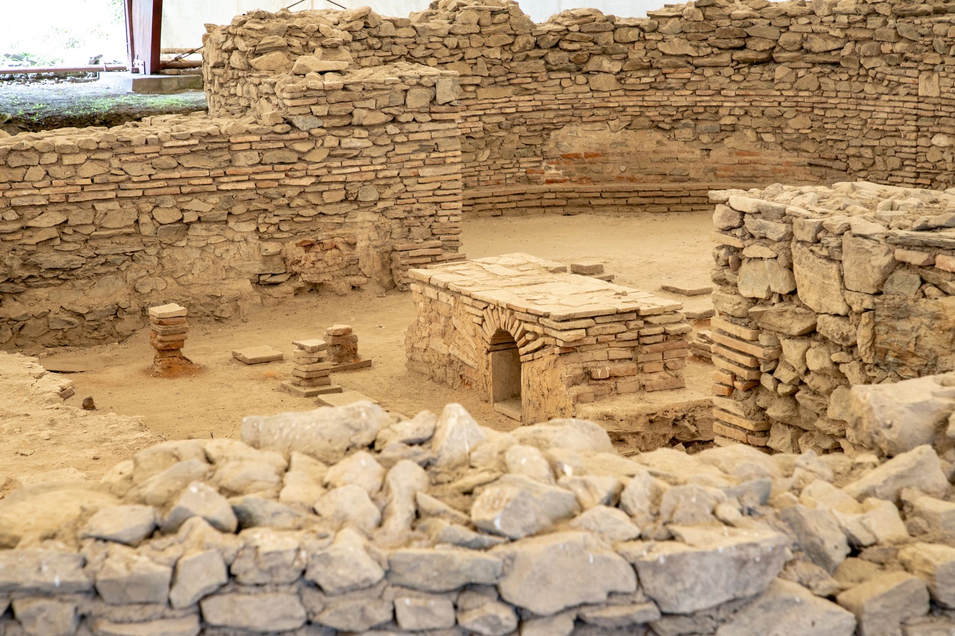 Antický pultový bar thermopolium s dochovaným kamenným pultem v Ostia Antica