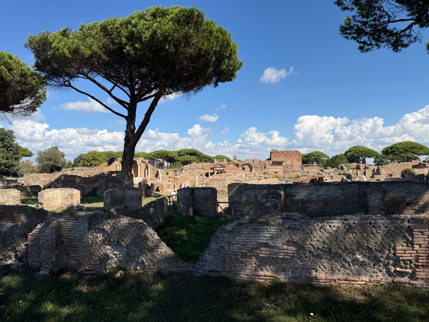 Antické divadlo a sloupy v archeologickém parku Ostia Antica u Říma