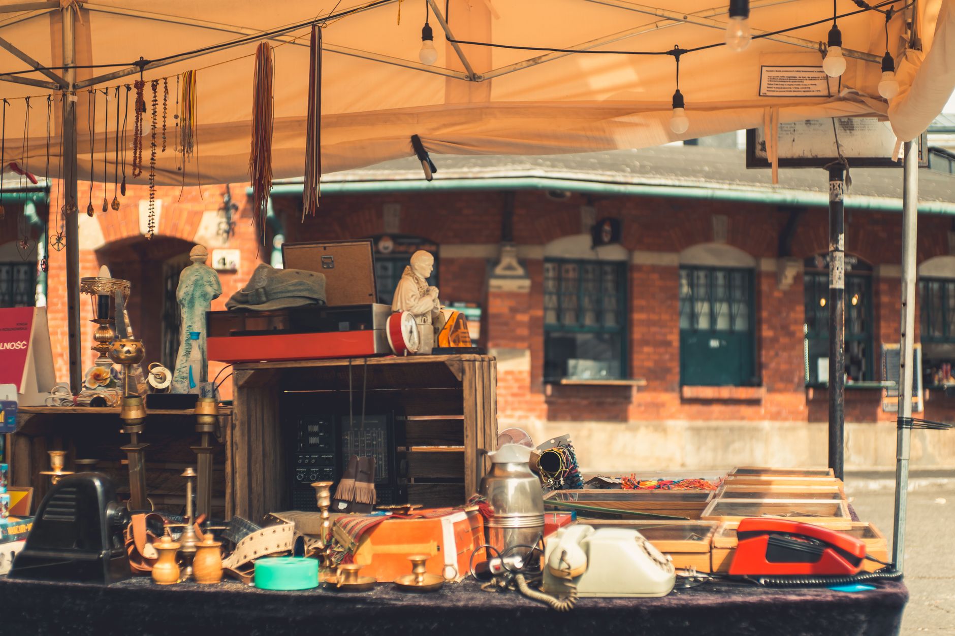 Stánky a historické budovy na trhu ByWard Market v Ottawě