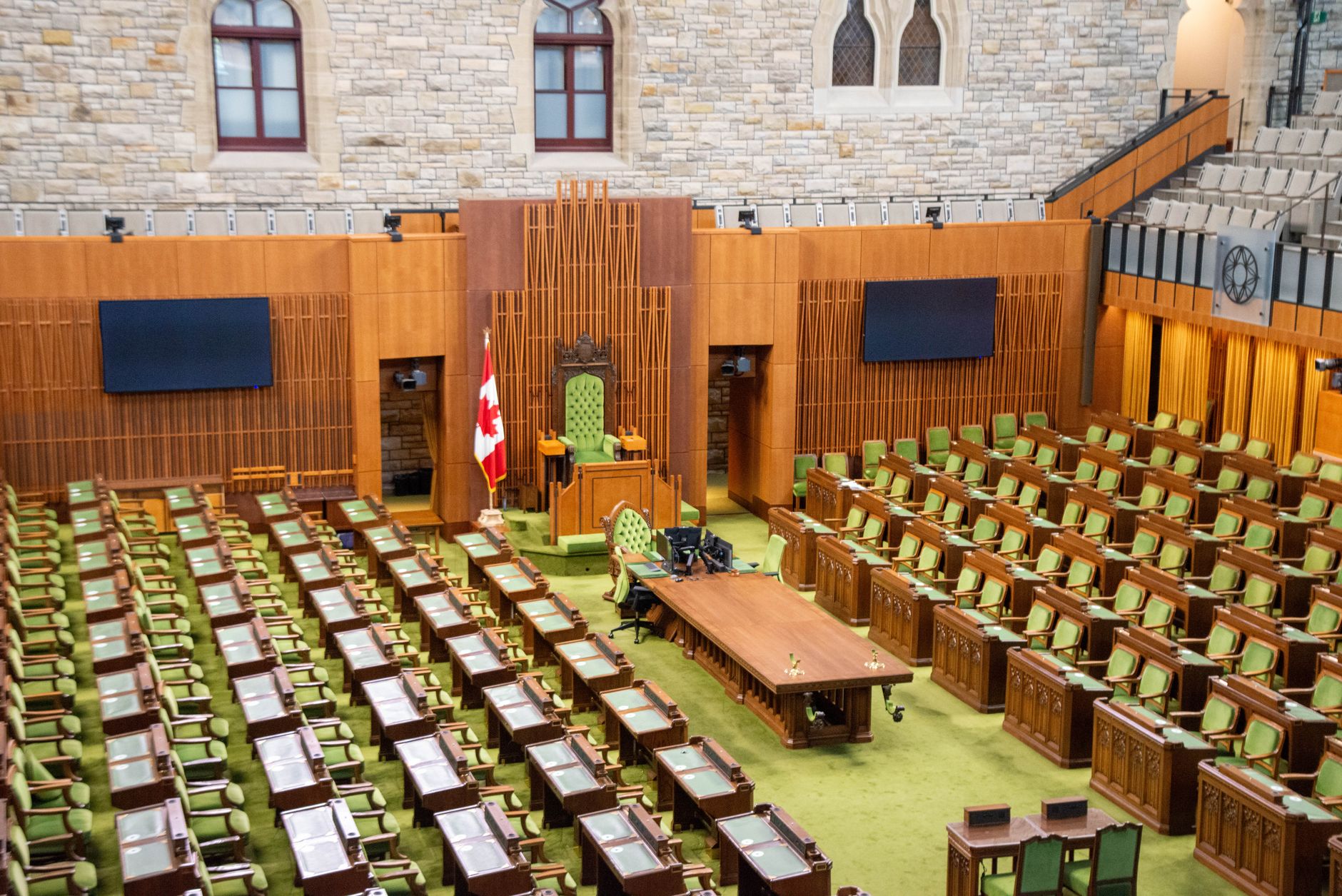 Parlament Kanady s neogotickou Peace Tower nad řekou Ottawa za soumraku