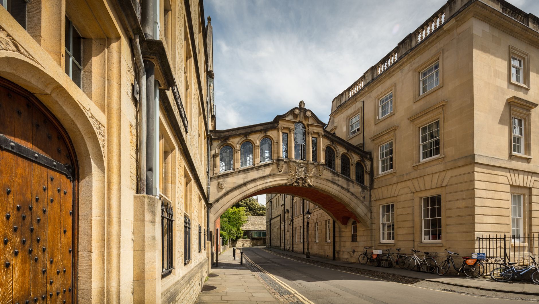Krytý kamenný Most vzdechů spojující budovy Hertford College nad uličkou v Oxfordu