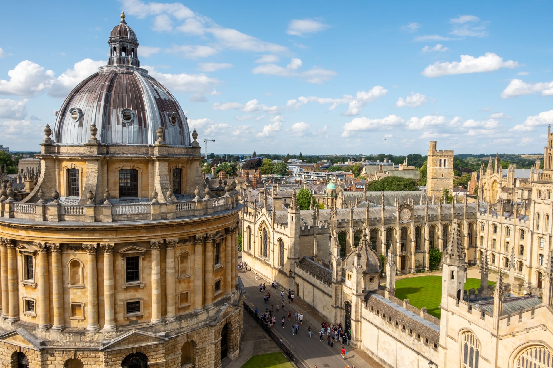 Panorama Oxfordu s věžemi univerzitních kolejí a kupolí Radcliffe Camera za soumraku