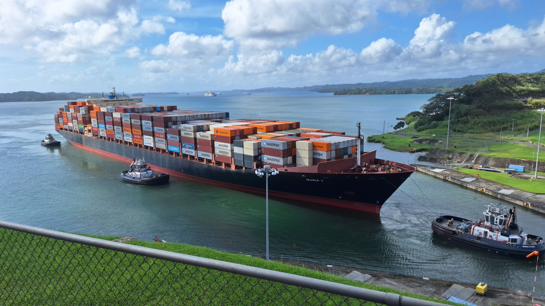 Obří kontejnerová loď v plavební komoře Panamského průplavu Miraflores