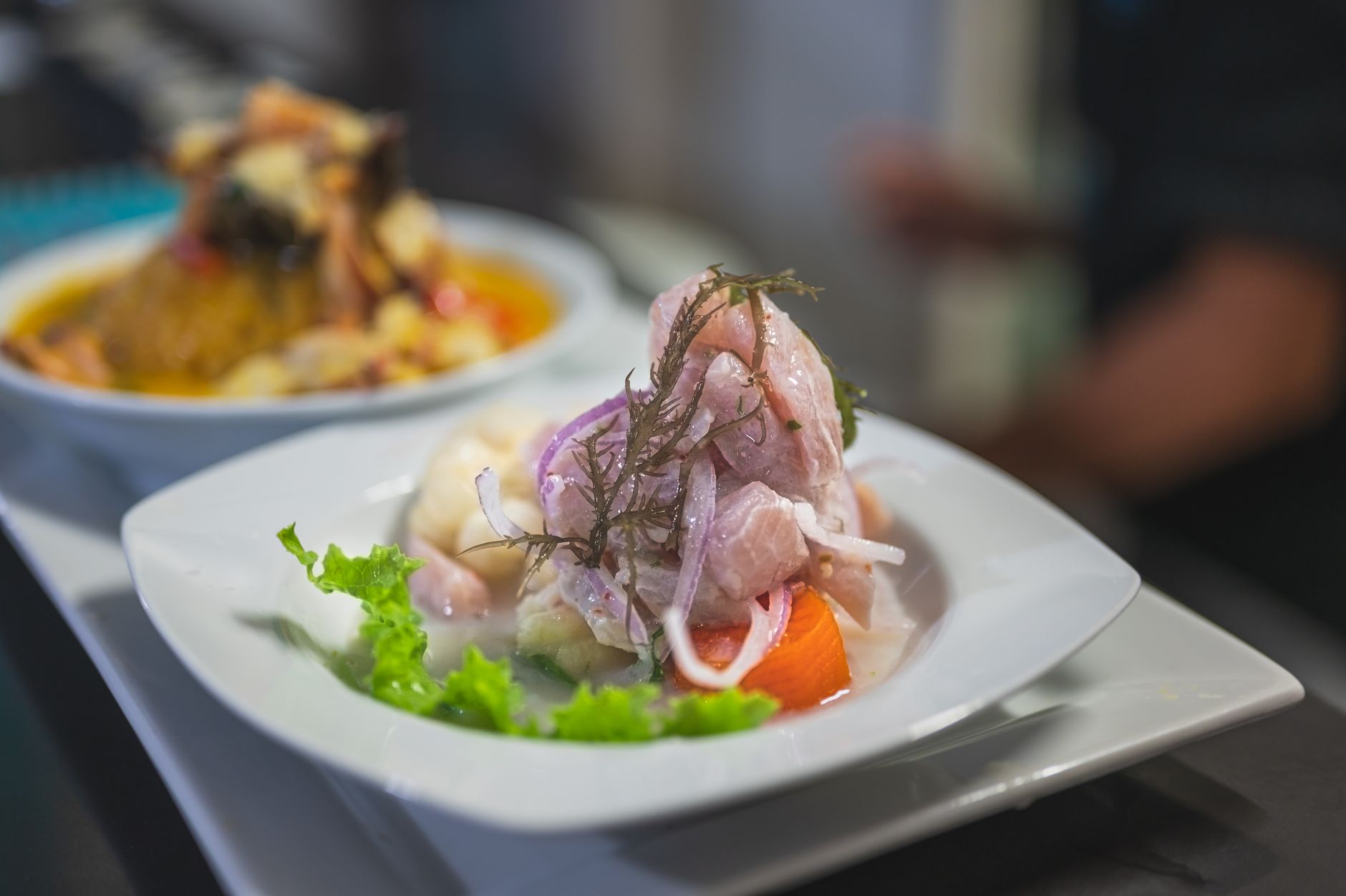 Talíř s panamským ceviche z čerstvých ryb a mořských plodů s limetkou
