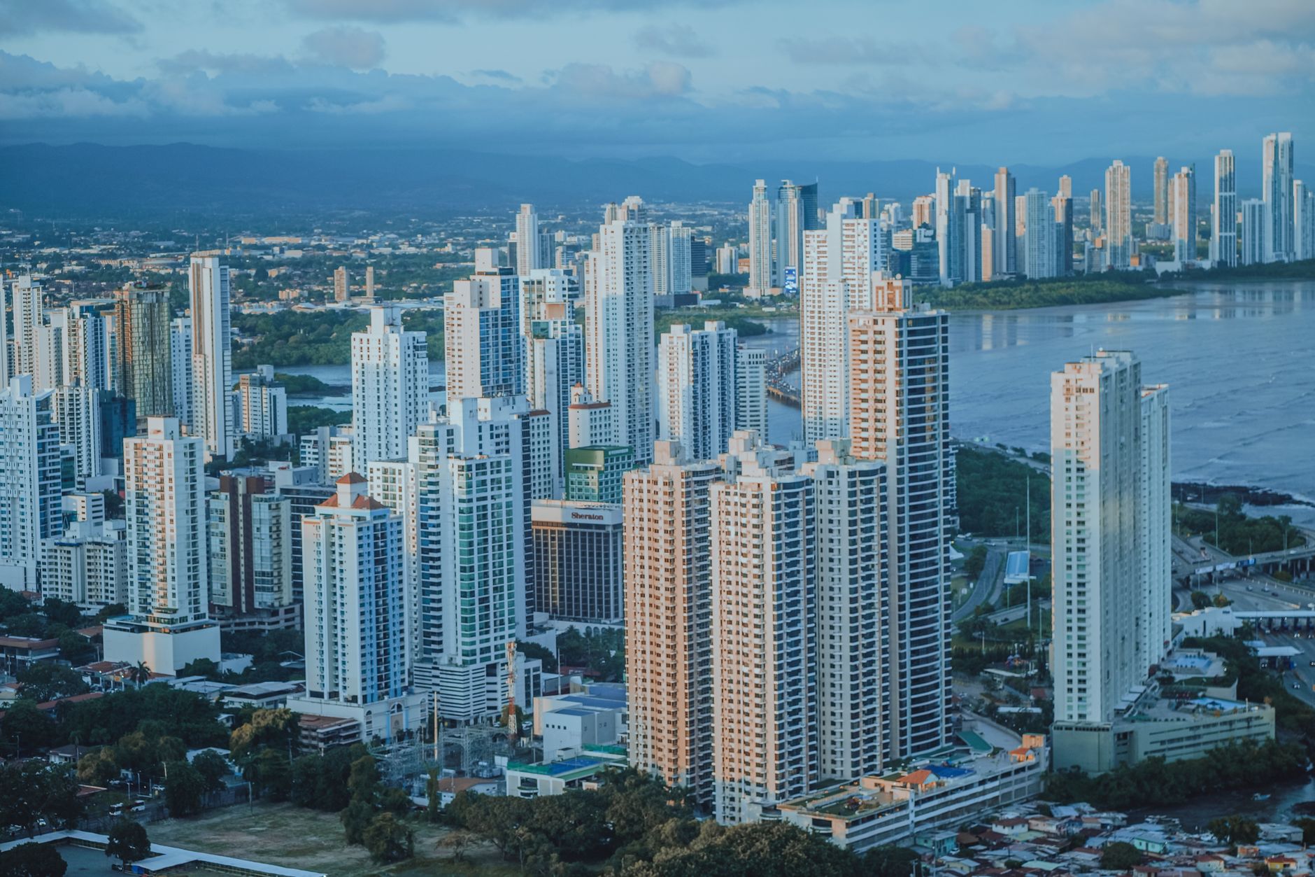 Panoramatický pohled na mrakodrapy panoramatu Panama City s mořem v popředí