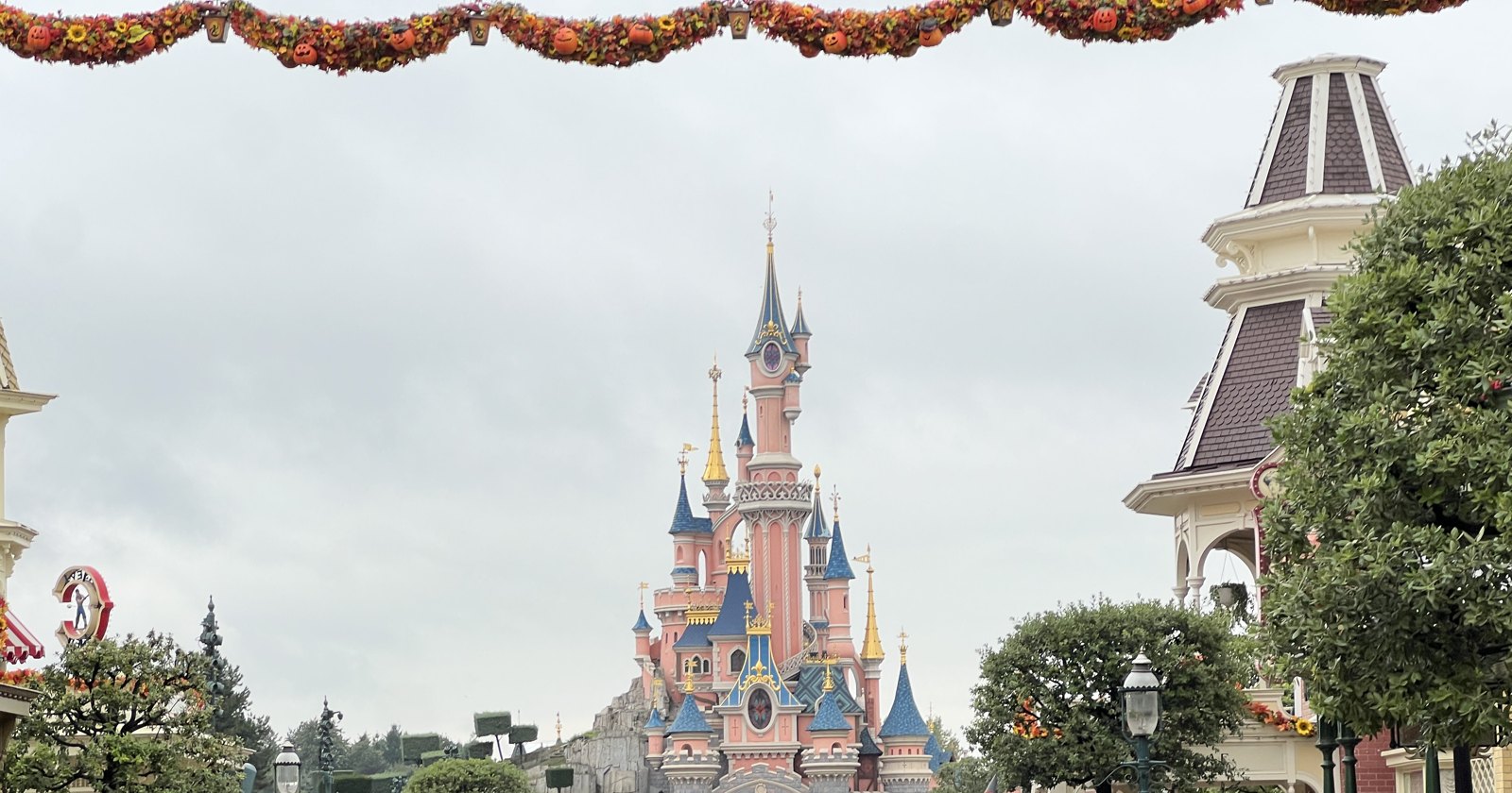 Zámek Šípkové Růženky v Disneylandu Paříž