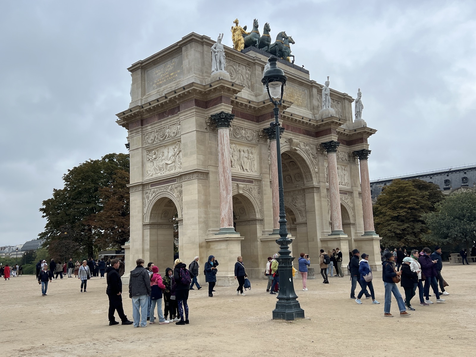 Vítězný oblouk Arc de Triomphe du Carrousel u Louvru v Paříži se zlatou kvadrigou