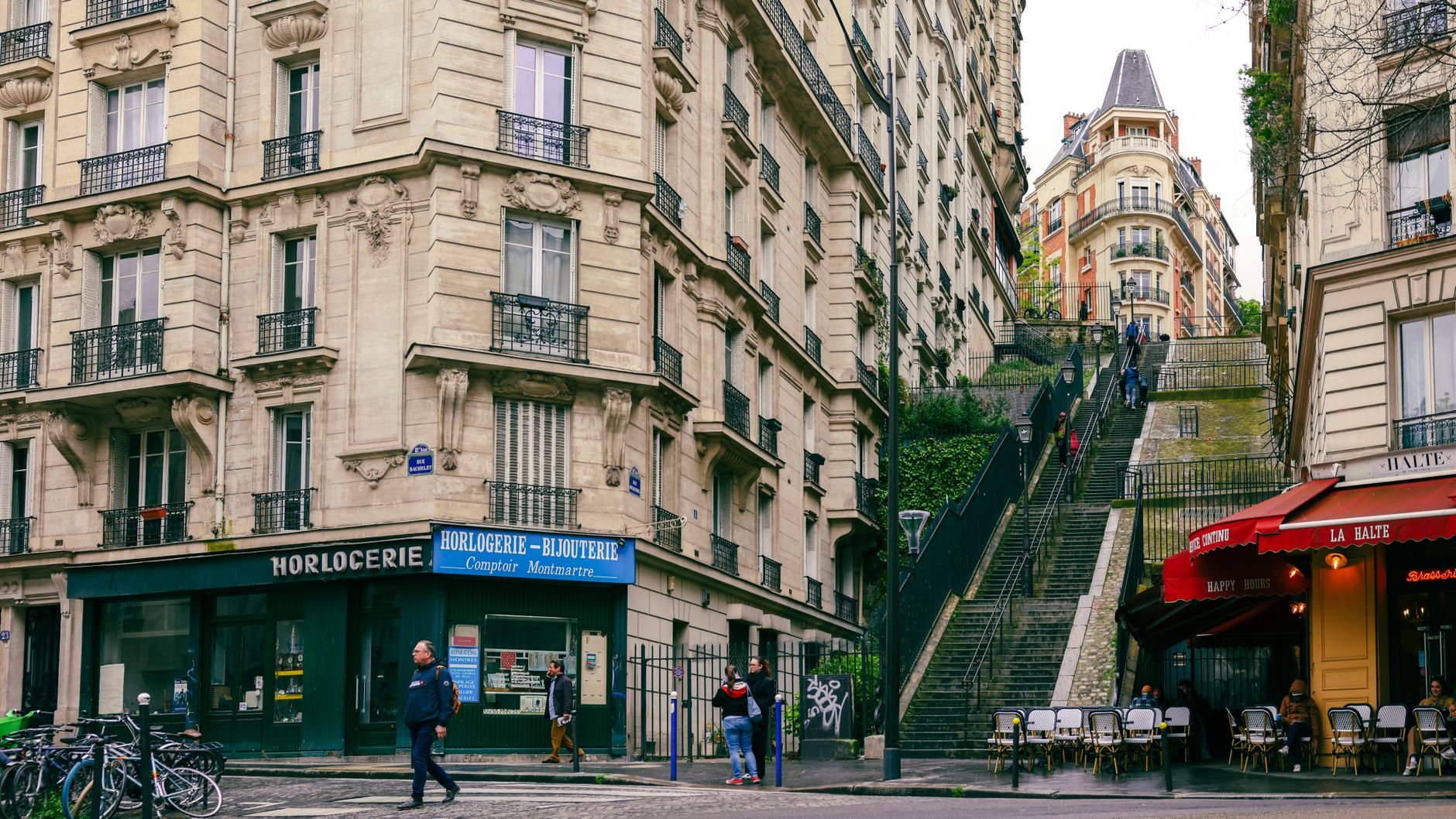 Pařížská ulička ve čtvrti Montmartre