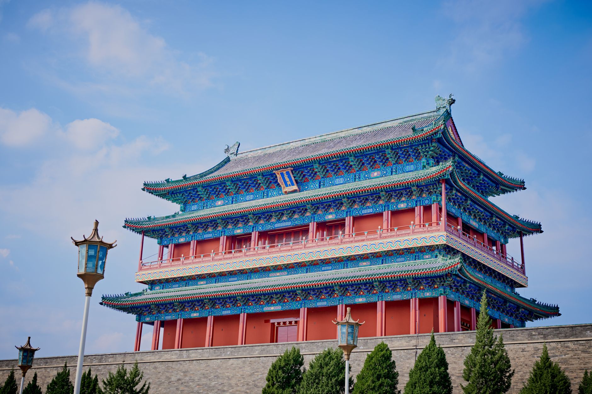 Brána Nebeského klidu na náměstí Tian'anmen v Pekingu s tradiční čínskou architekturou