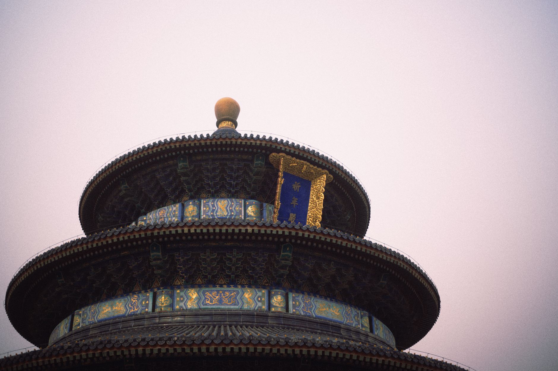 Modře zastřešený Chrám nebes v Pekingu obklopený parkem