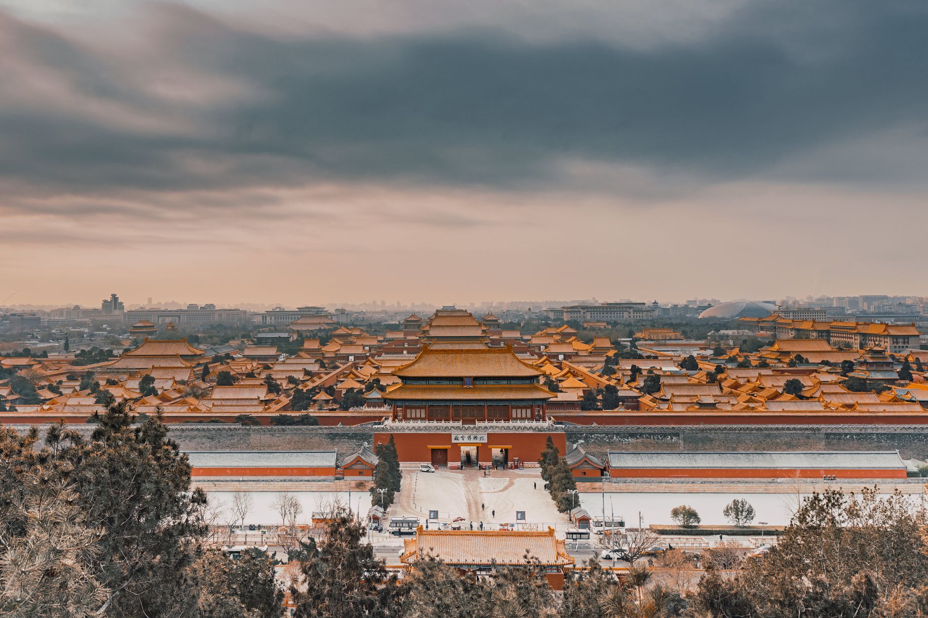Zakázané město v Pekingu se zlatými střechami a nádvořími z ptačí perspektivy