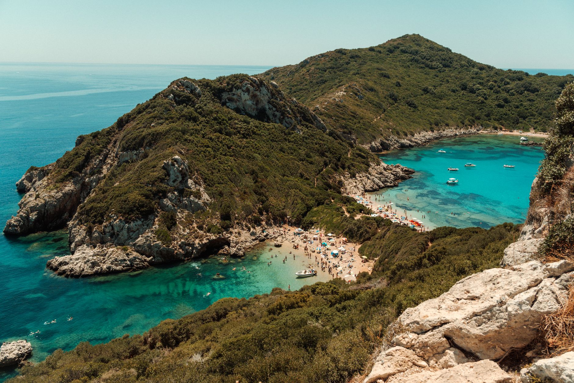 Středověké skalní město Monemvasia na Peloponésu pod obrovskou skálou v moři