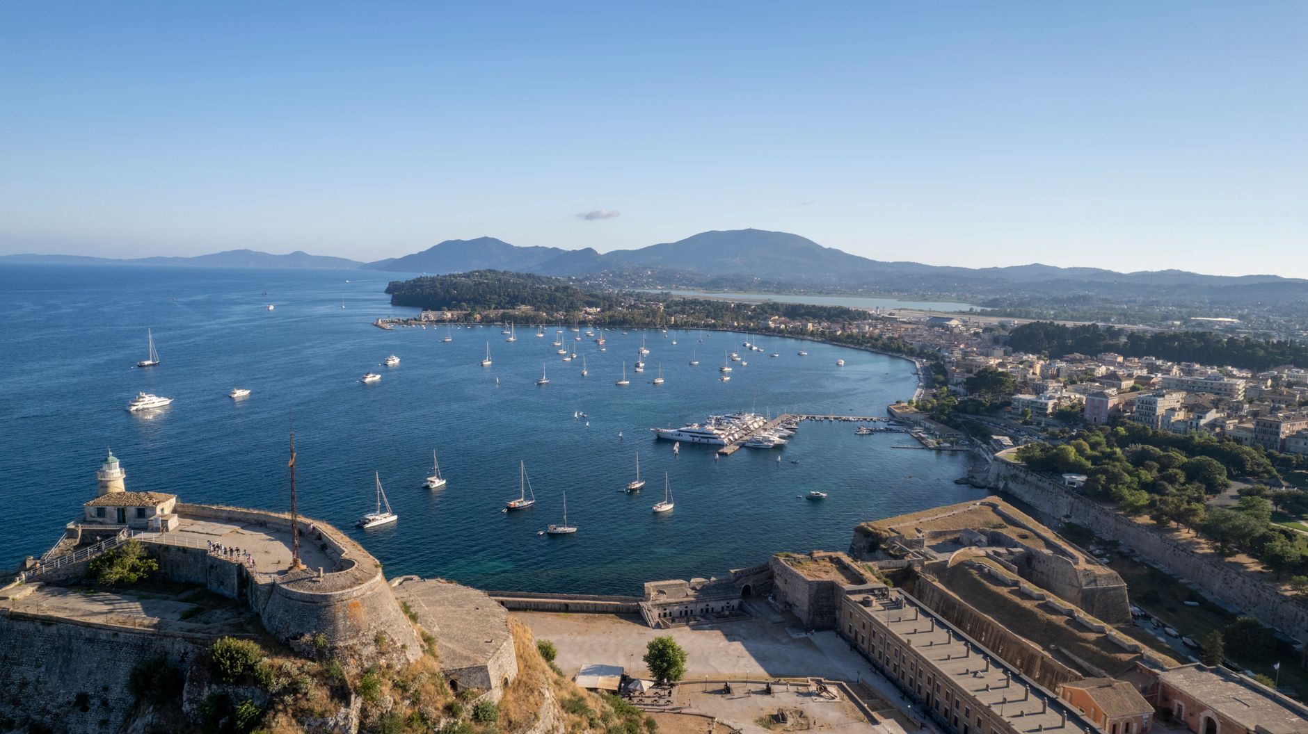 Antický kamenný most a pevnost Nafplio na poloostrově Peloponés s modrým mořem v pozadí