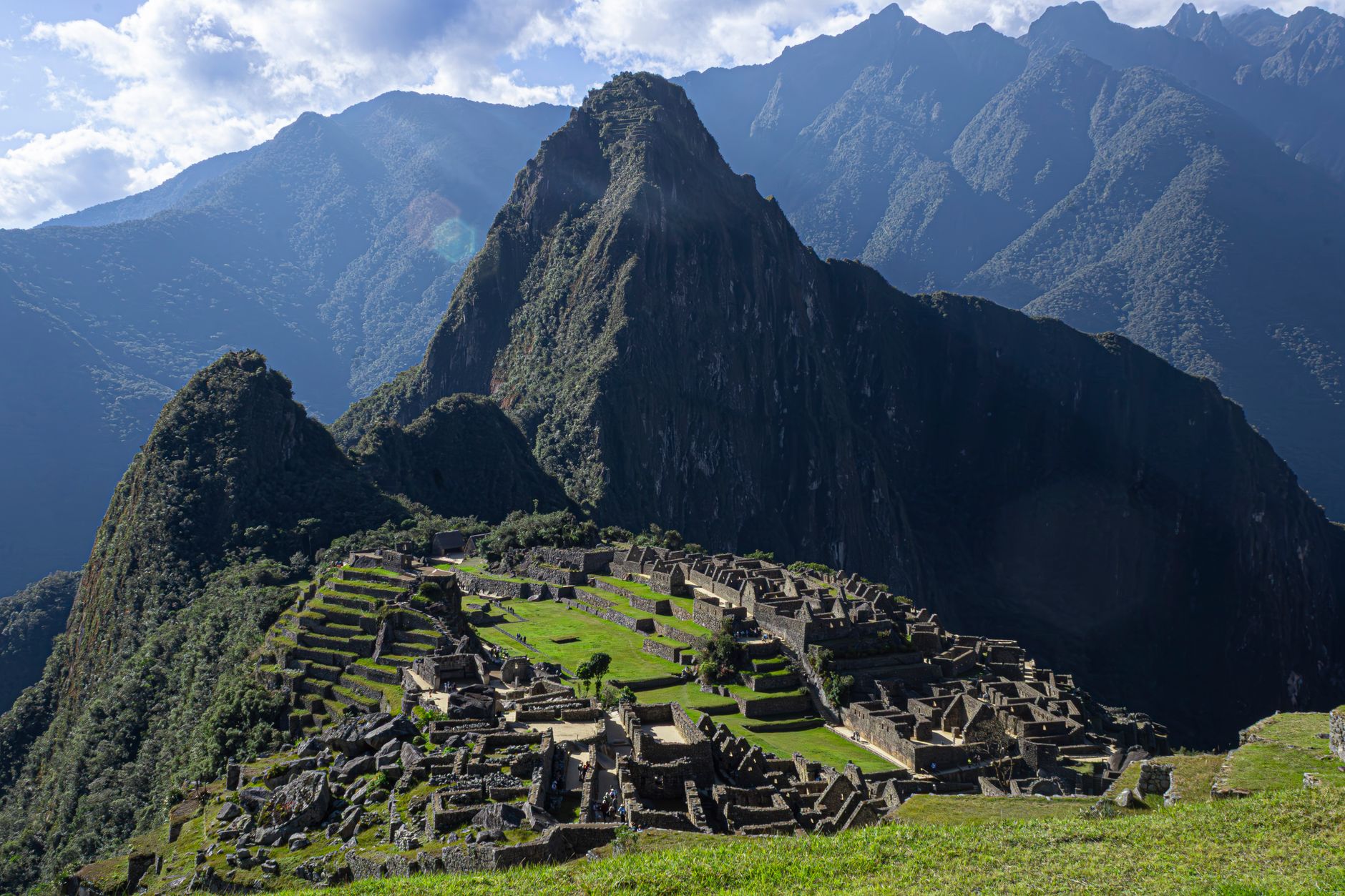 Panorama ztraceného města Machu Picchu s horou Huayna Picchu v pozadí pod modrou oblohou
