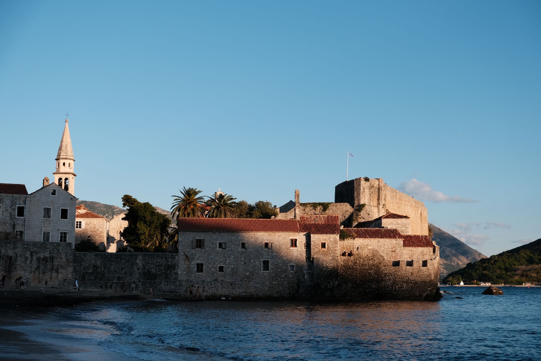 Kamenná benátská pevnůstka Castello nad pláží v Petrovci na Moru za západu slunce