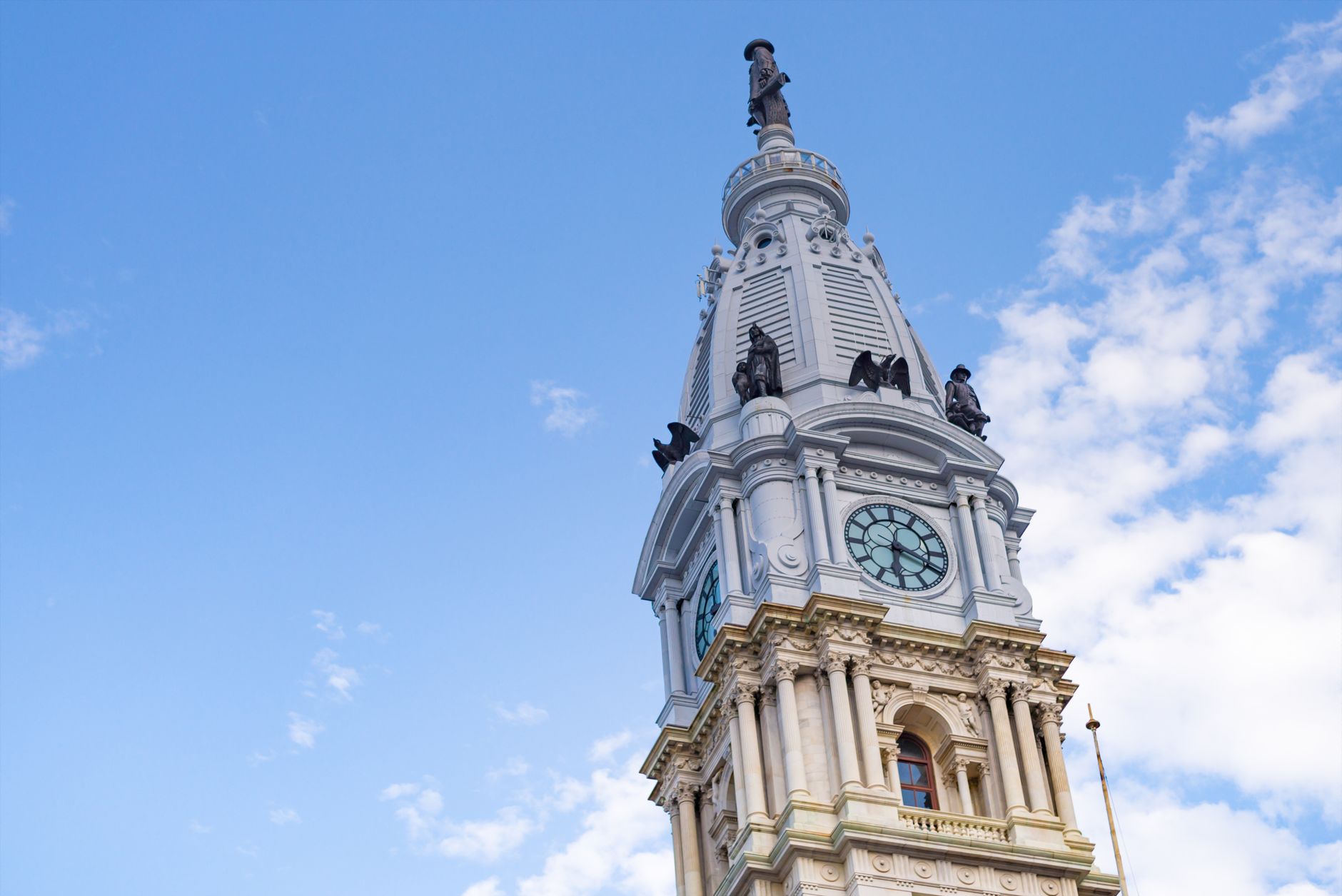 Budova Independence Hall ve Philadelphii s cihlovou fasádou a bílou věží s hodinami