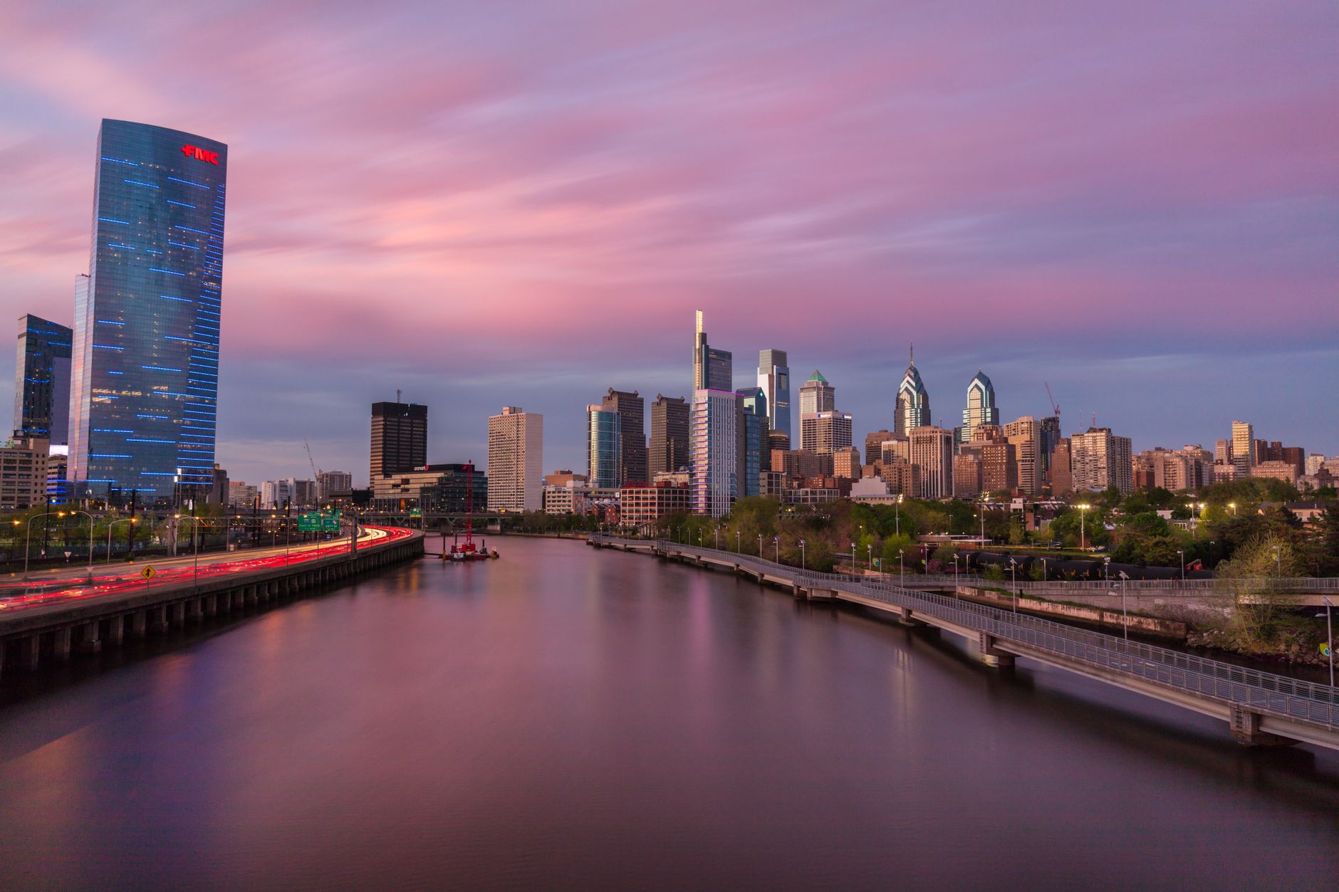 Panorama Philadelphie s mrakodrapy a řekou Schuylkill při západu slunce
