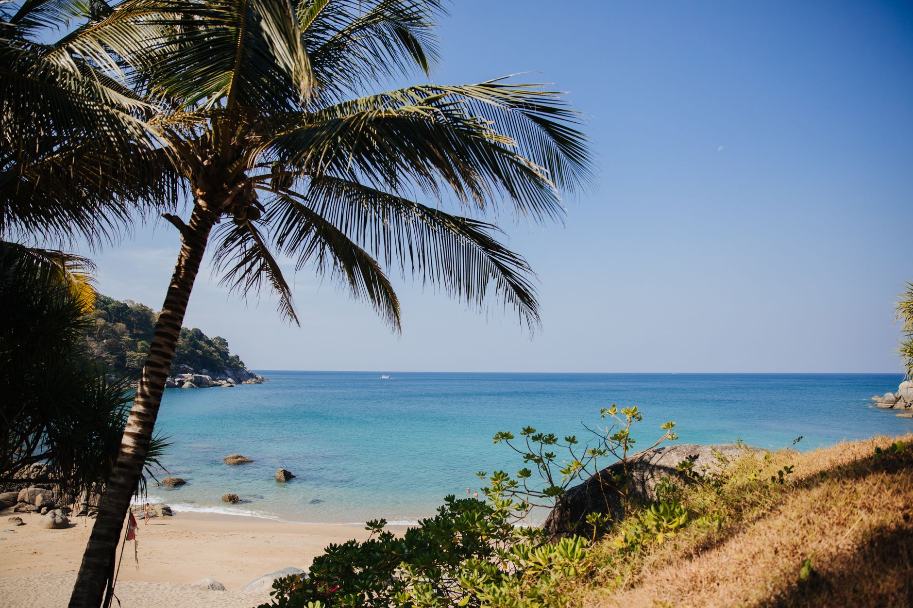 Písečná pláž s palmami a tyrkysovým mořem na ostrově Phuket v Thajsku
