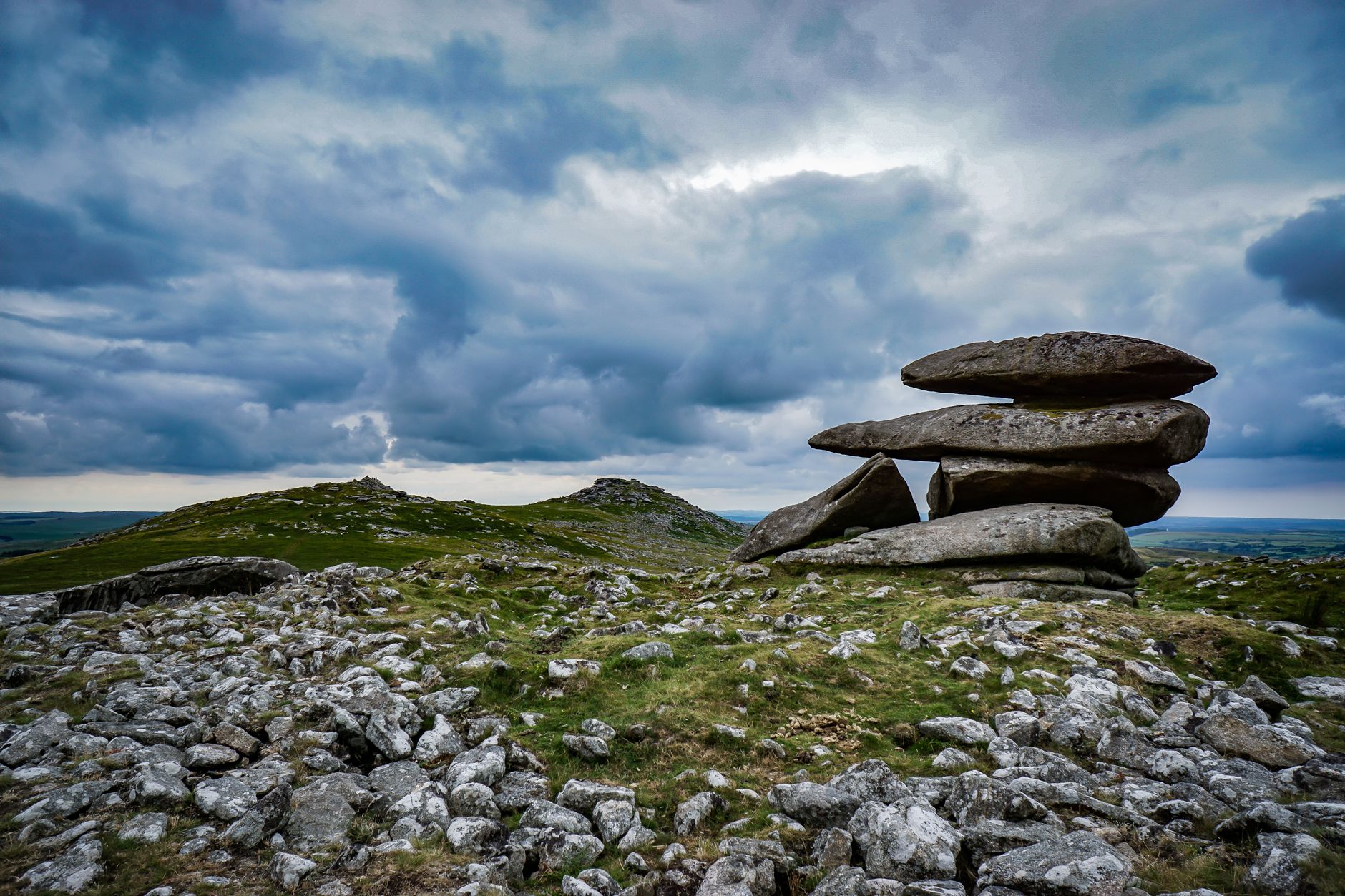 Divoká krajina národního parku Dartmoor s rašeliništi, žulovými skalisky a pasoucími se poníky poblíž Plymouthu