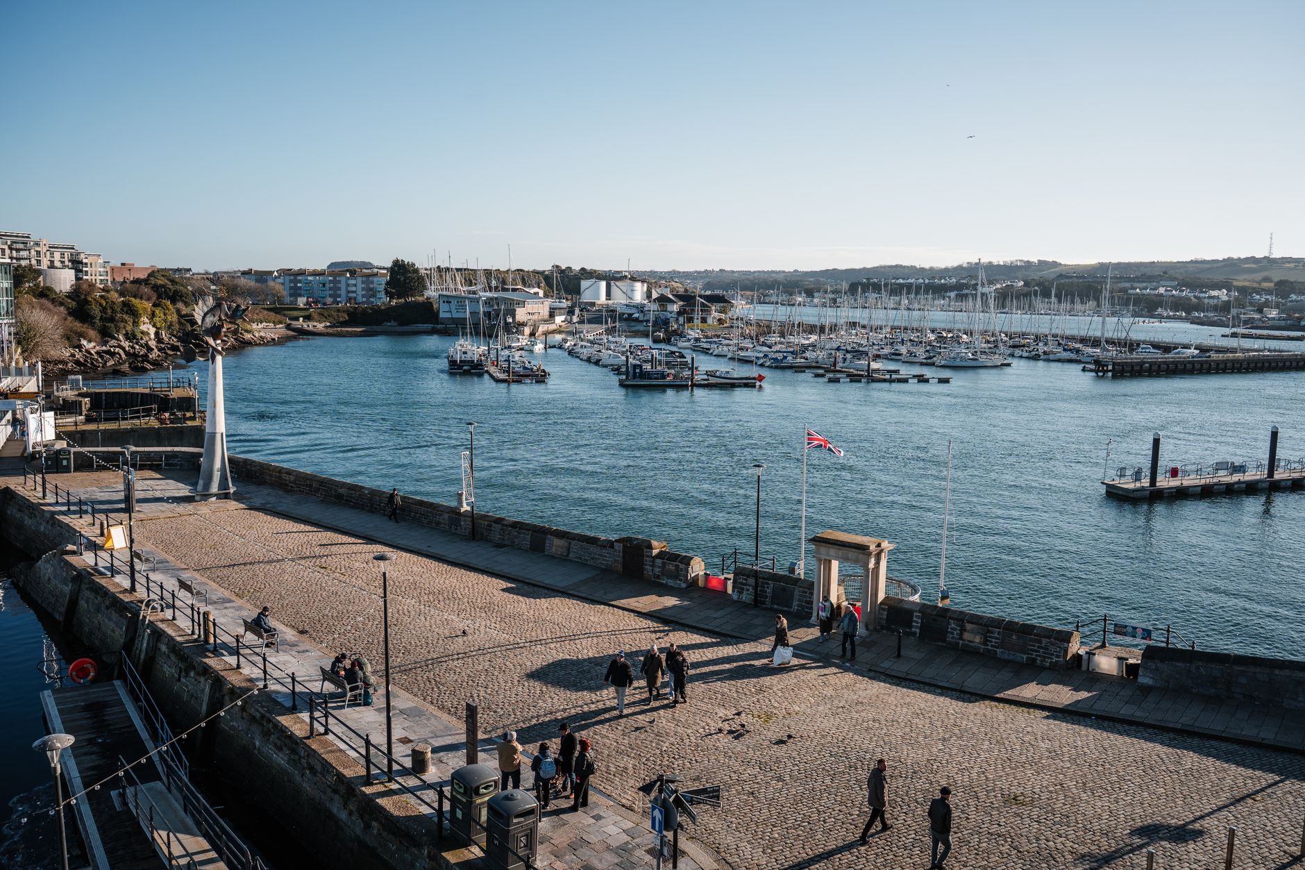 Pohled na přístav Plymouth Sutton Harbour s rybářskými loděmi a barevnými domy na jihu Anglie
