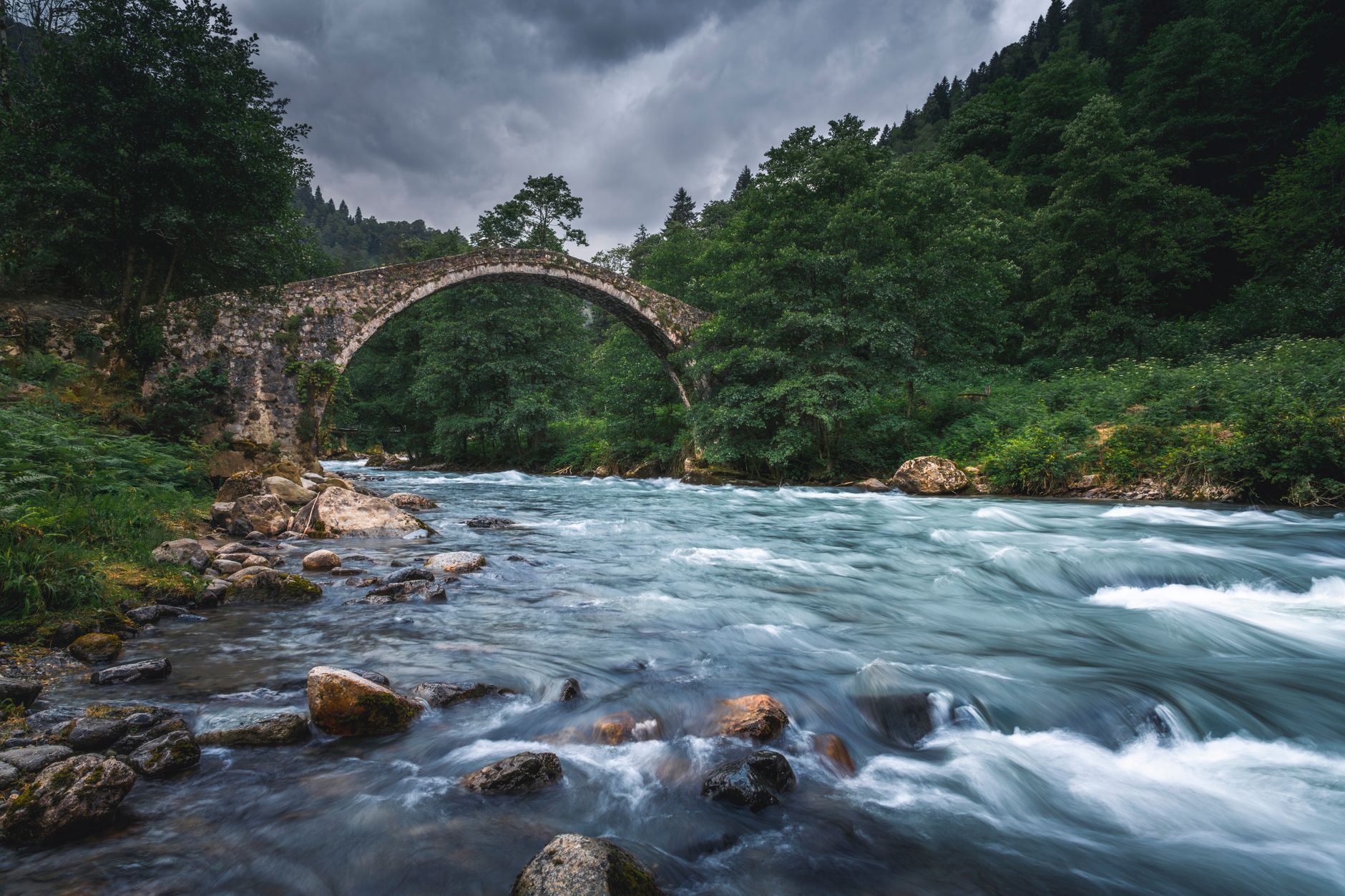 Čisté horské ledovcové jezero pod skalnatými vrcholy v pohoří Kaçkar