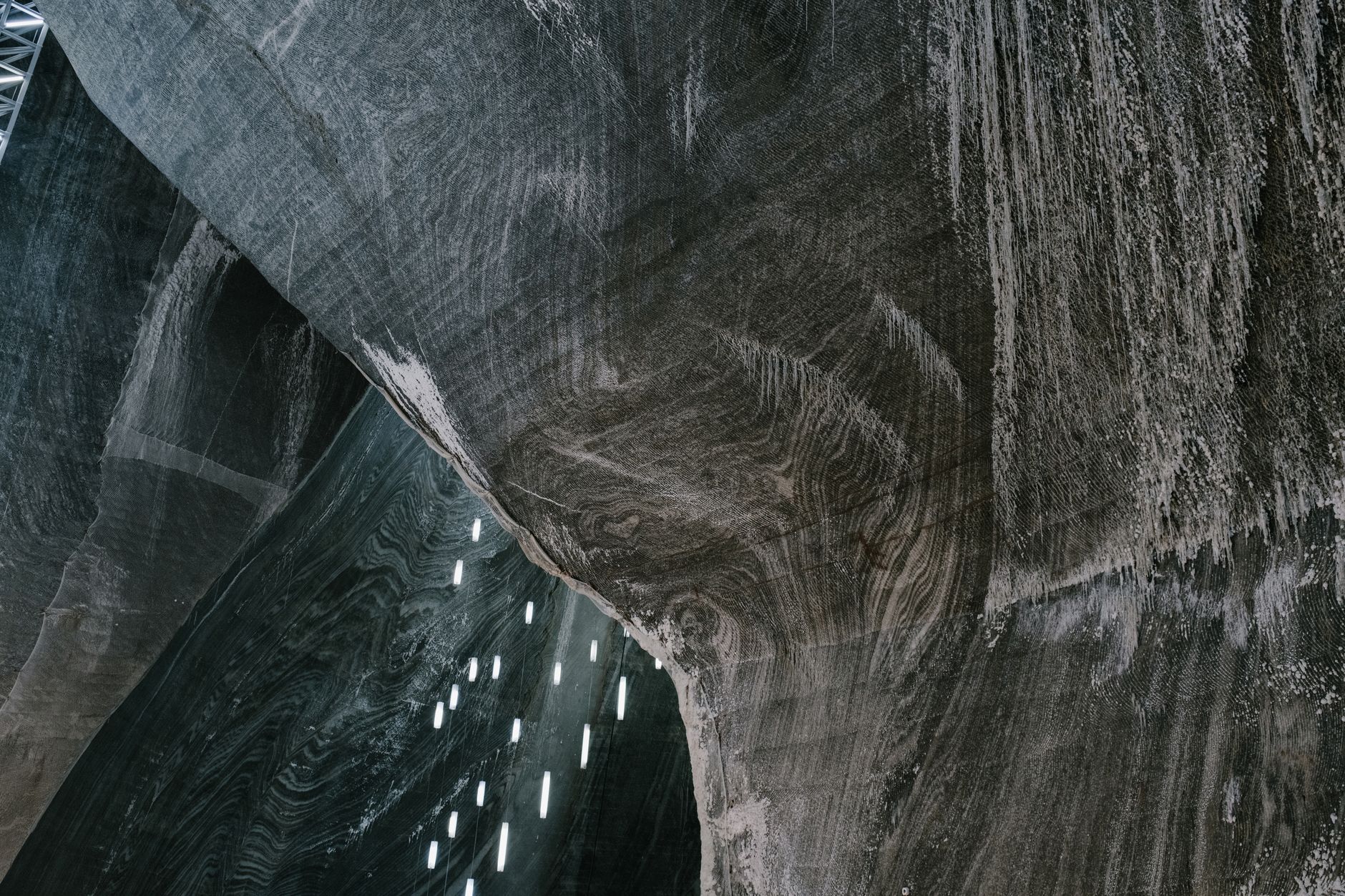 Soľná kaple svaté Kingy s lustry vytesanými ze soli v dole ve Wieliczce