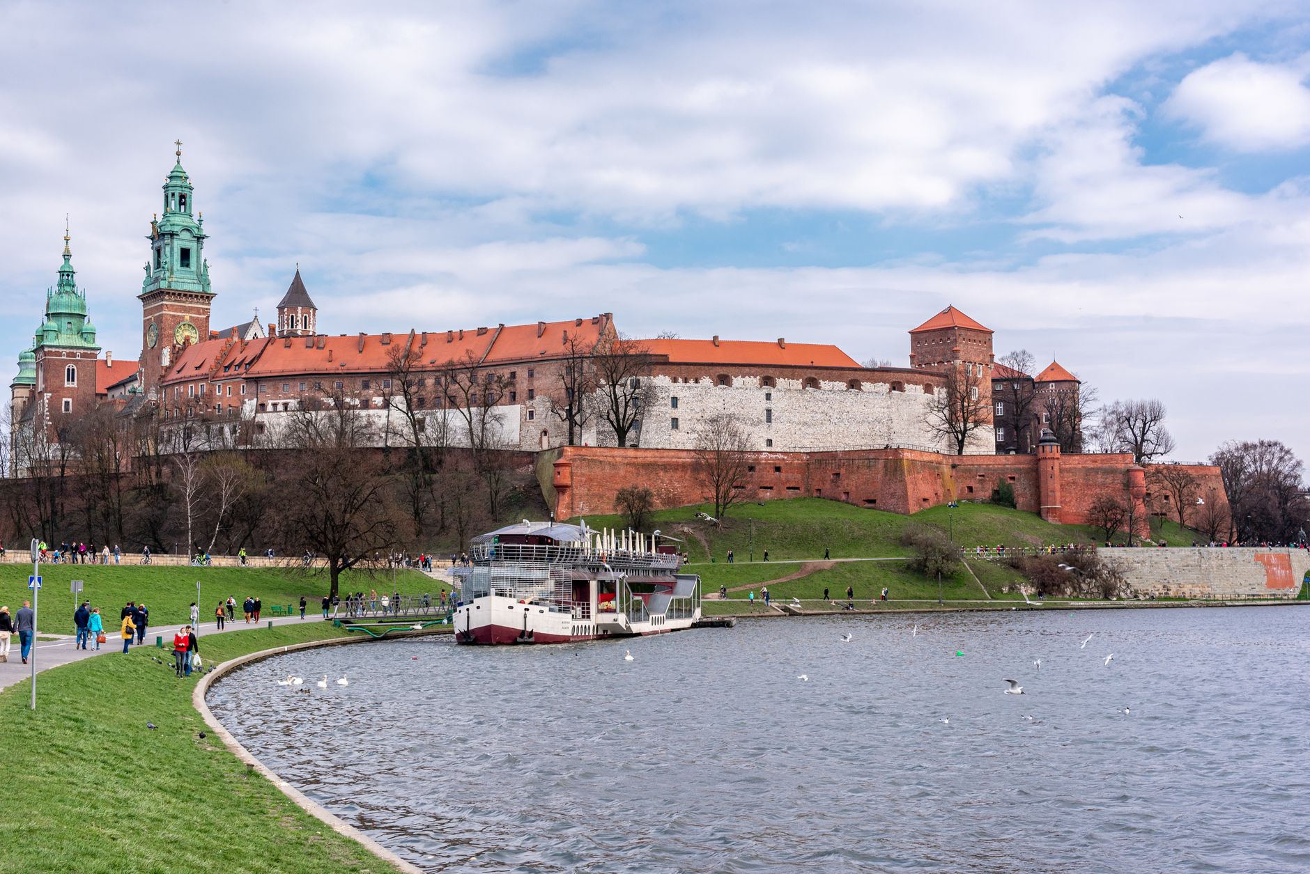 Panorama Krakova s hradem Wawel nad řekou Vislou za soumraku