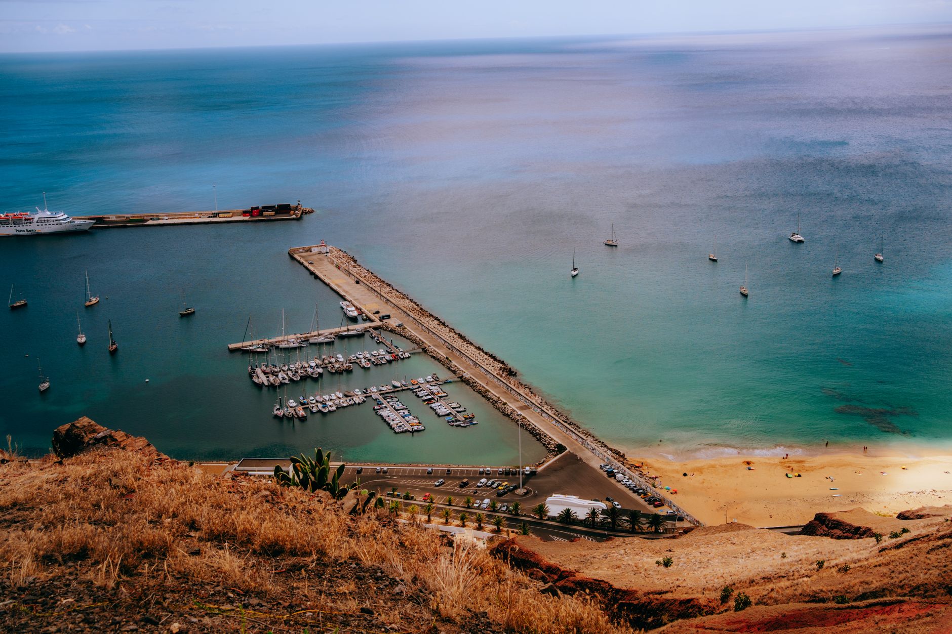 Dlouhá zlatá písečná pláž Porto Santo s mírným svahem do klidného Atlantiku